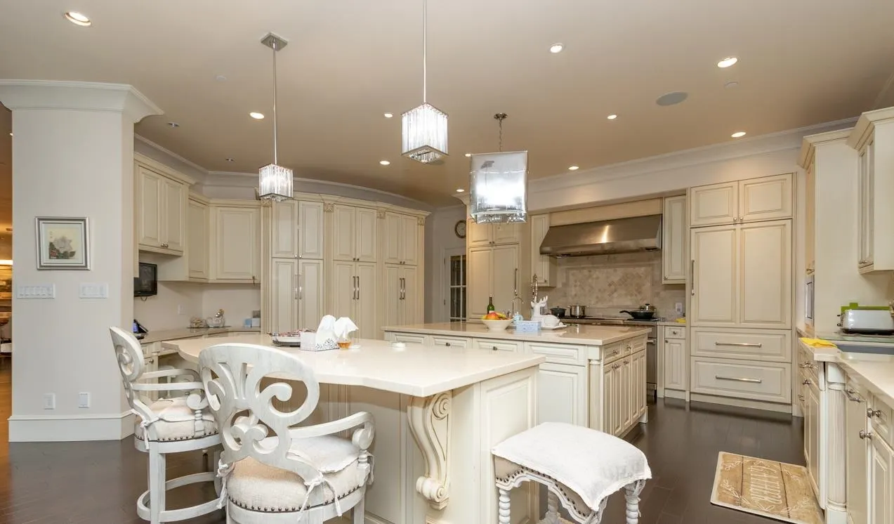 6089 Gleneagles Drive