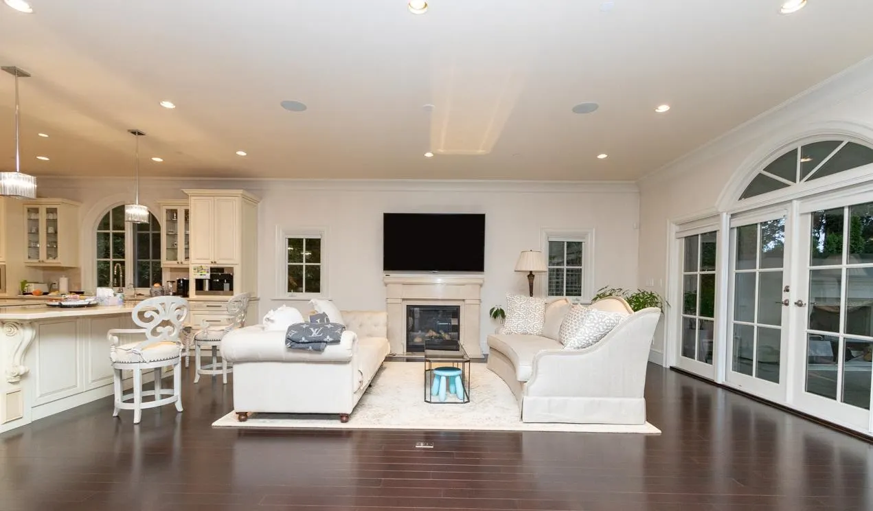 6089 Gleneagles Drive