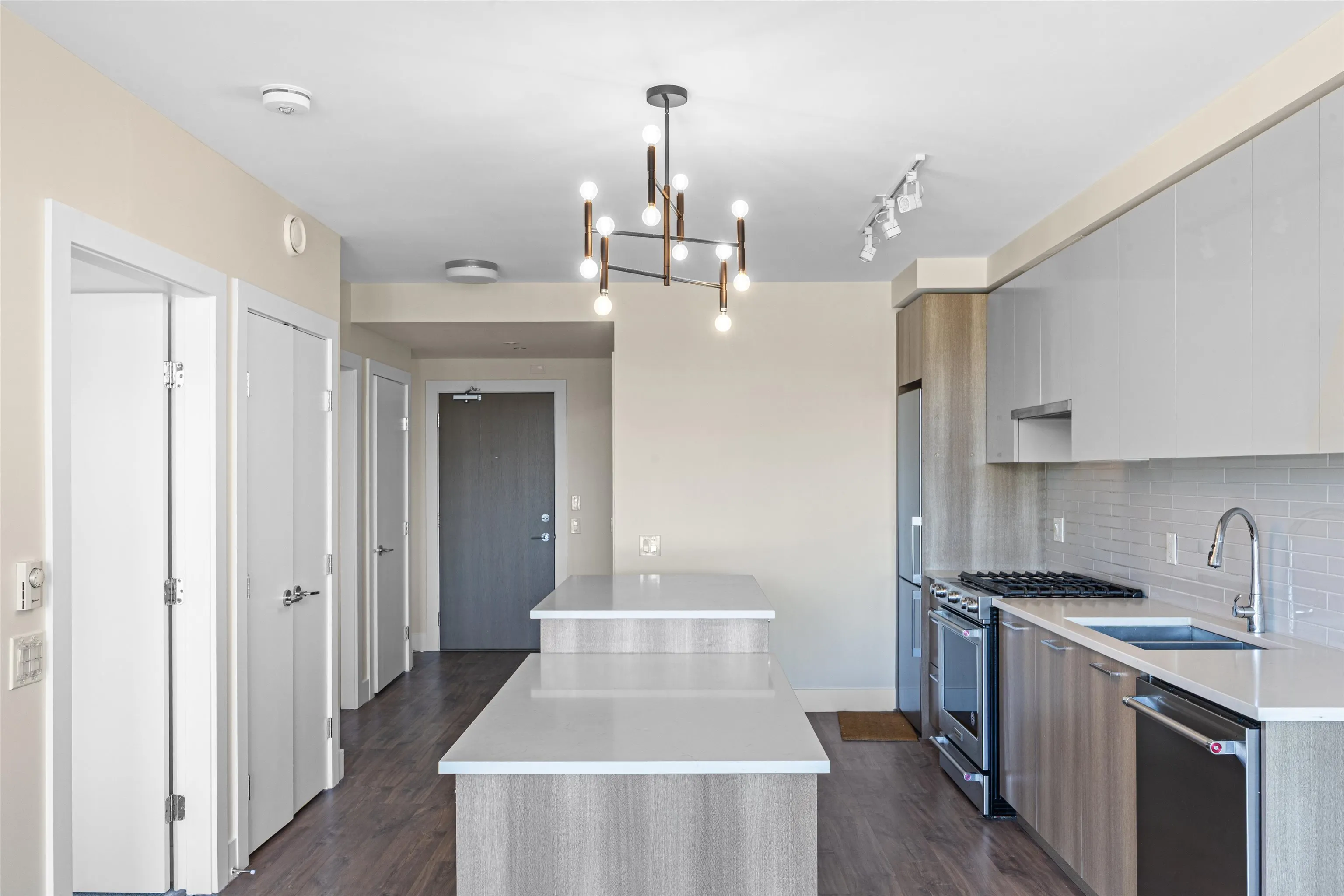 1403 258 Nelson's Court