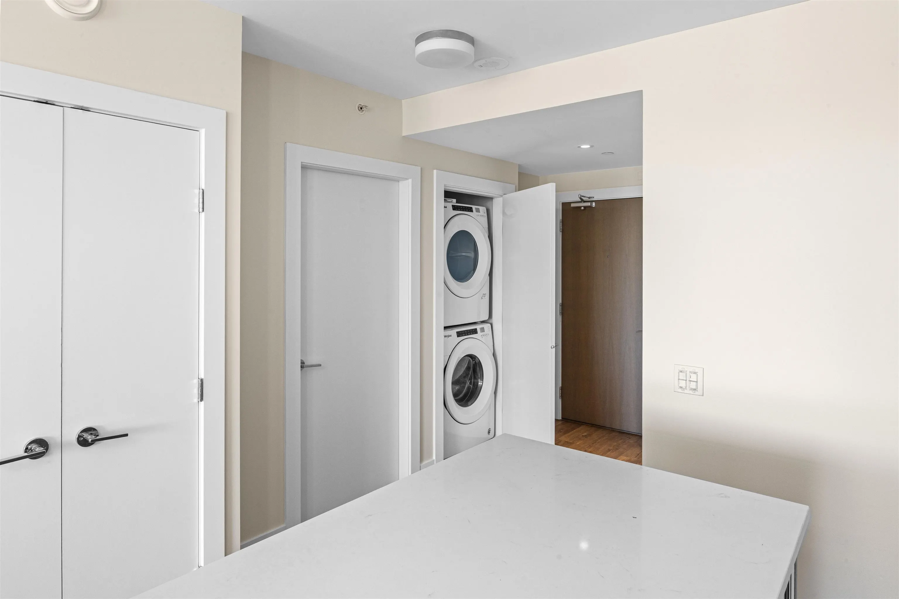 1403 258 Nelson's Court