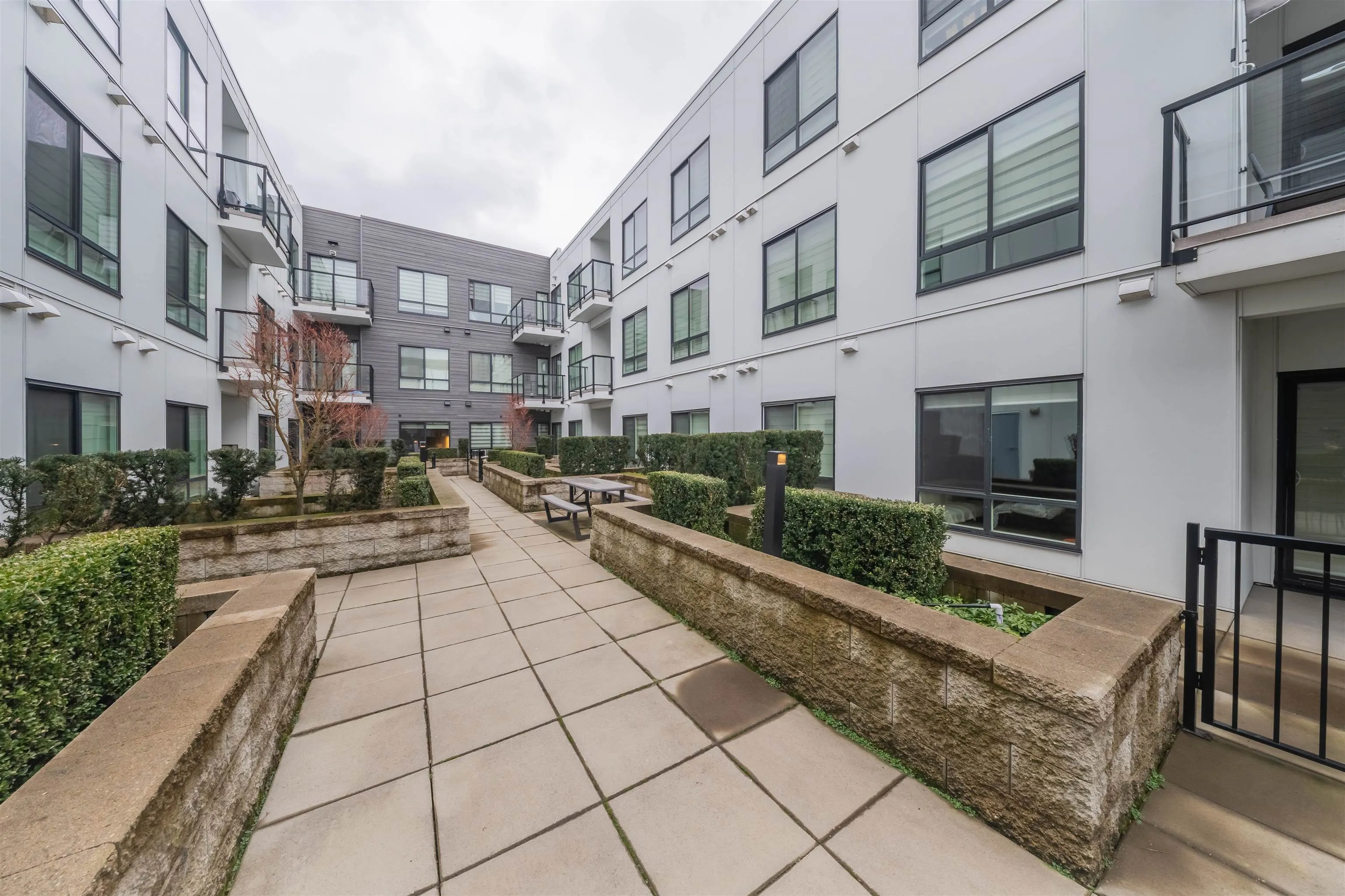 201 6968 Royal Oak Avenue