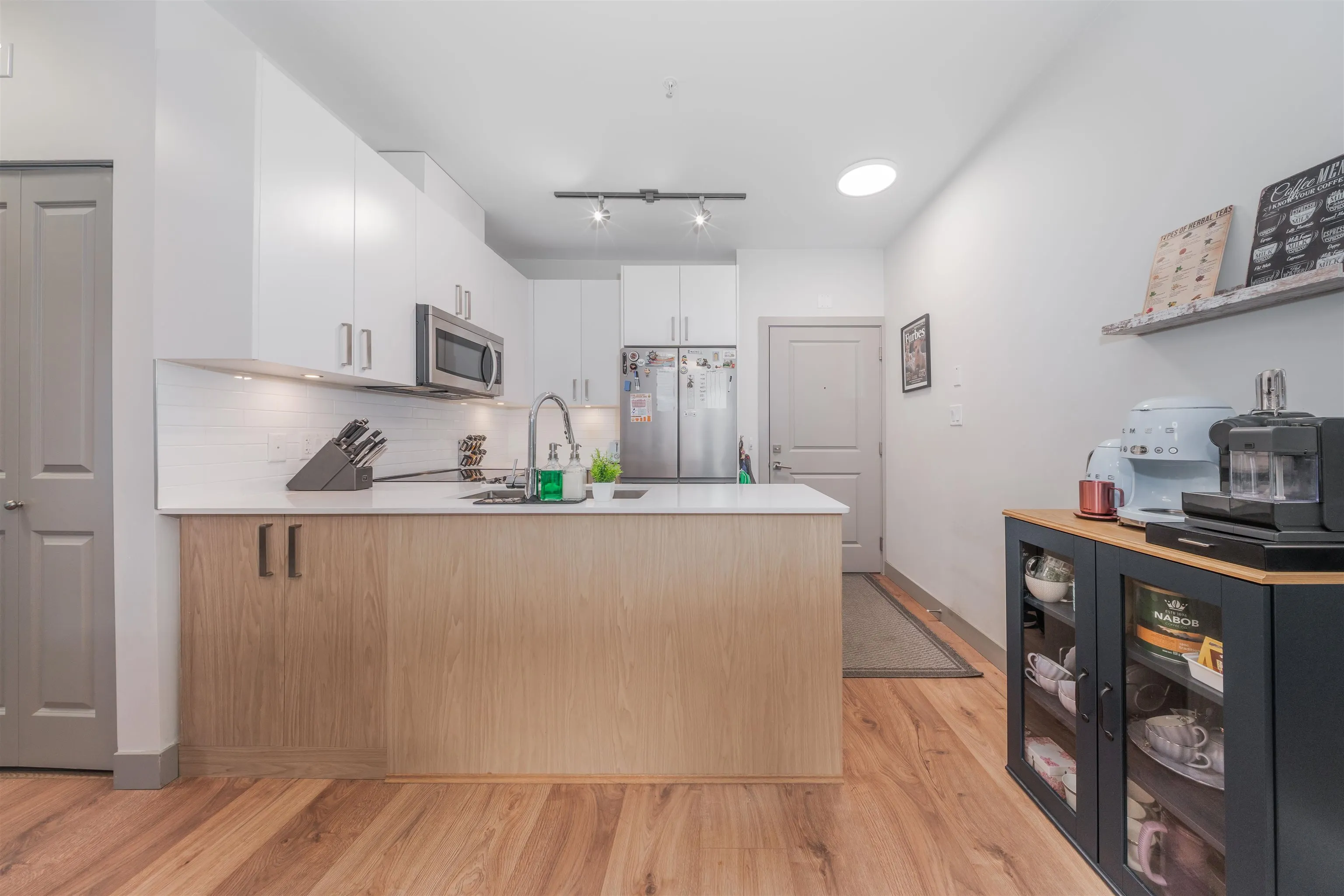 201 6968 Royal Oak Avenue