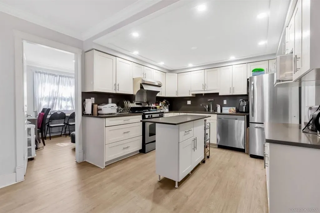 9 7833 St. Albans Road