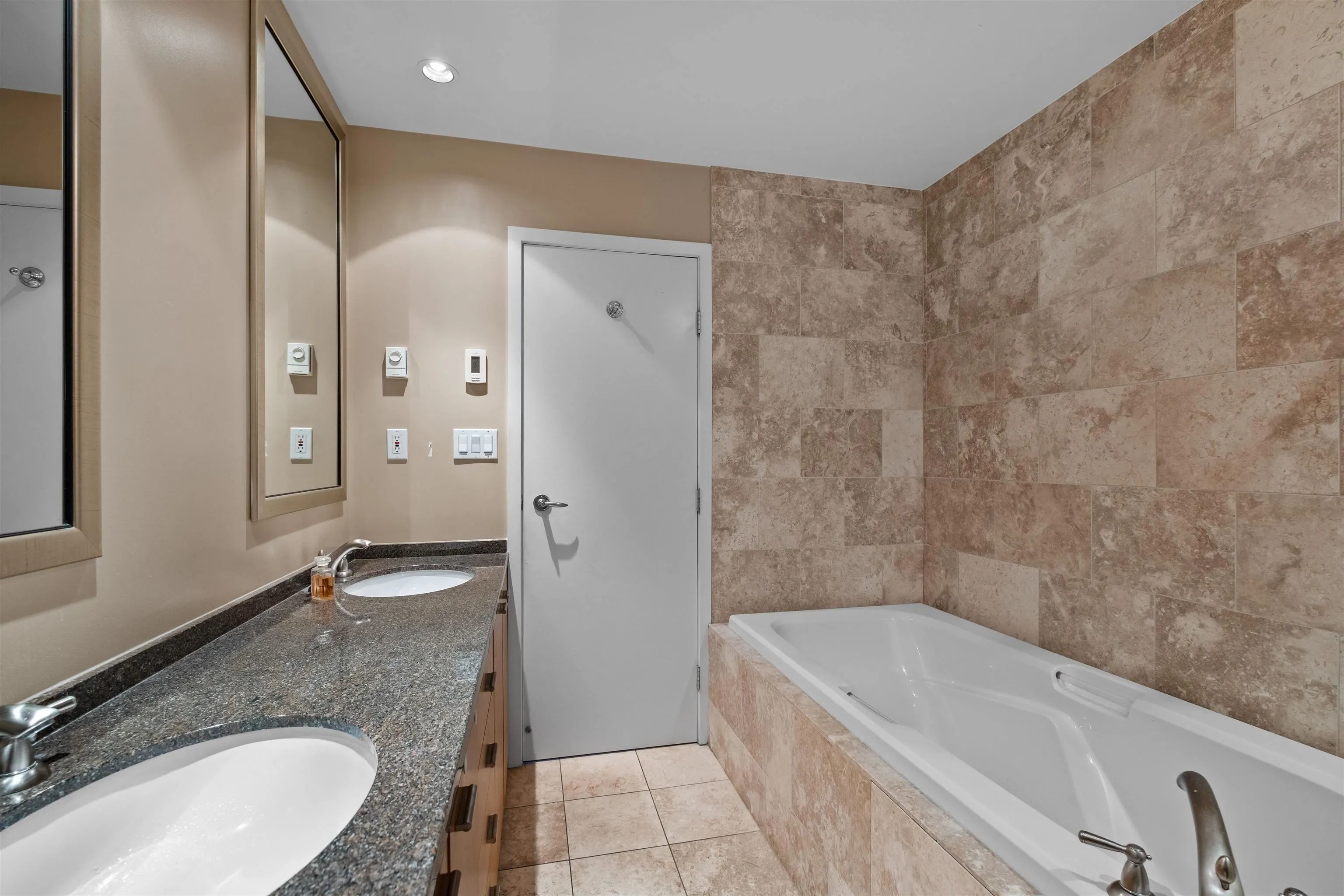 4201 1408 Strathmore Mews