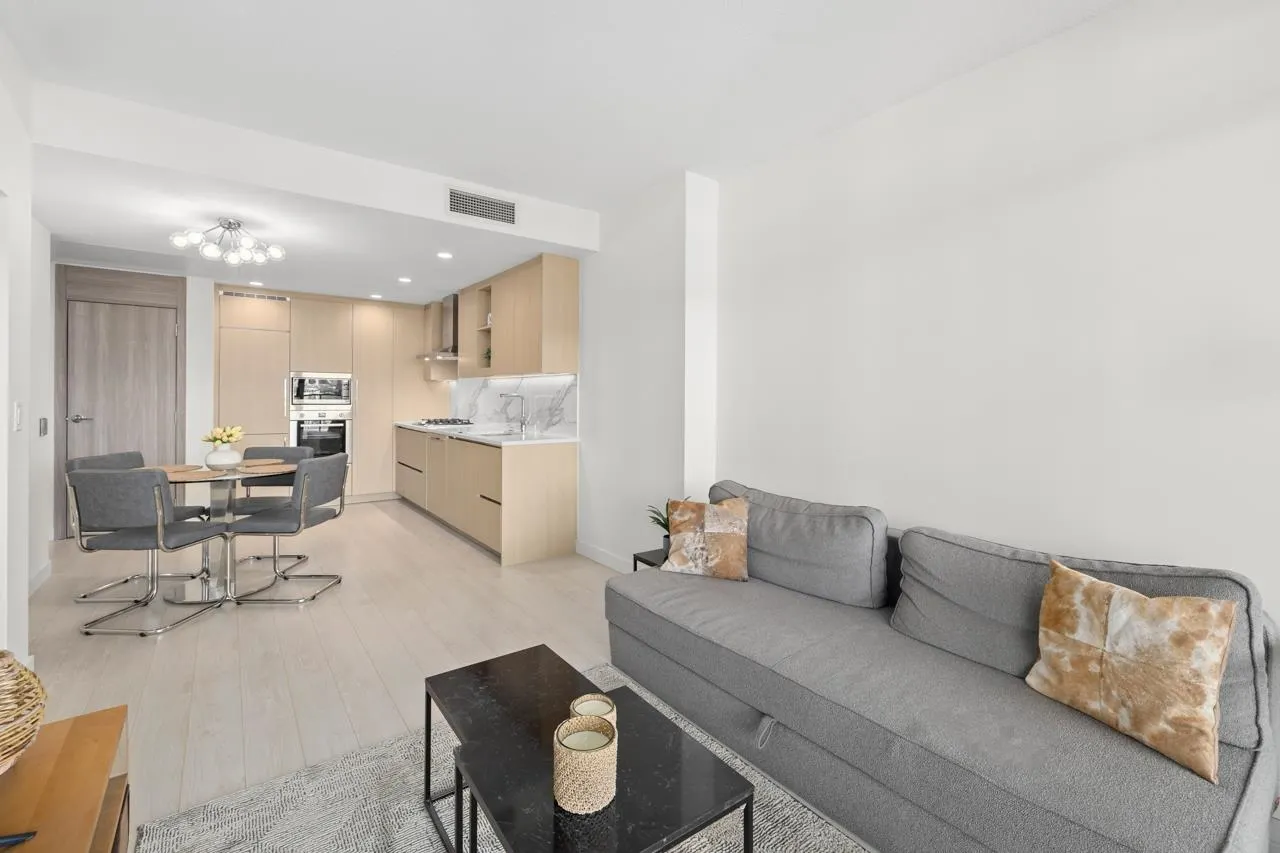 1006 4890 Lougheed Highway