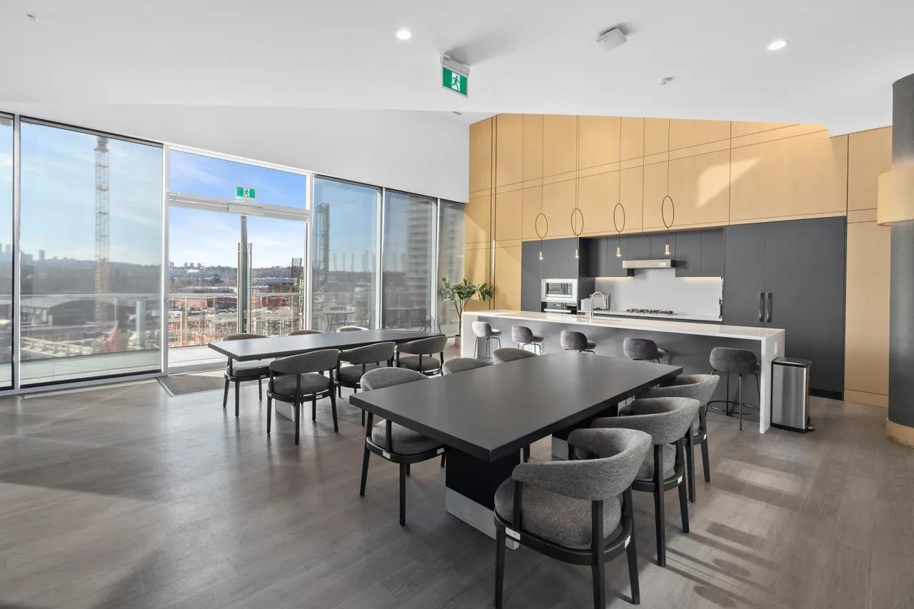 1006 4890 Lougheed Highway