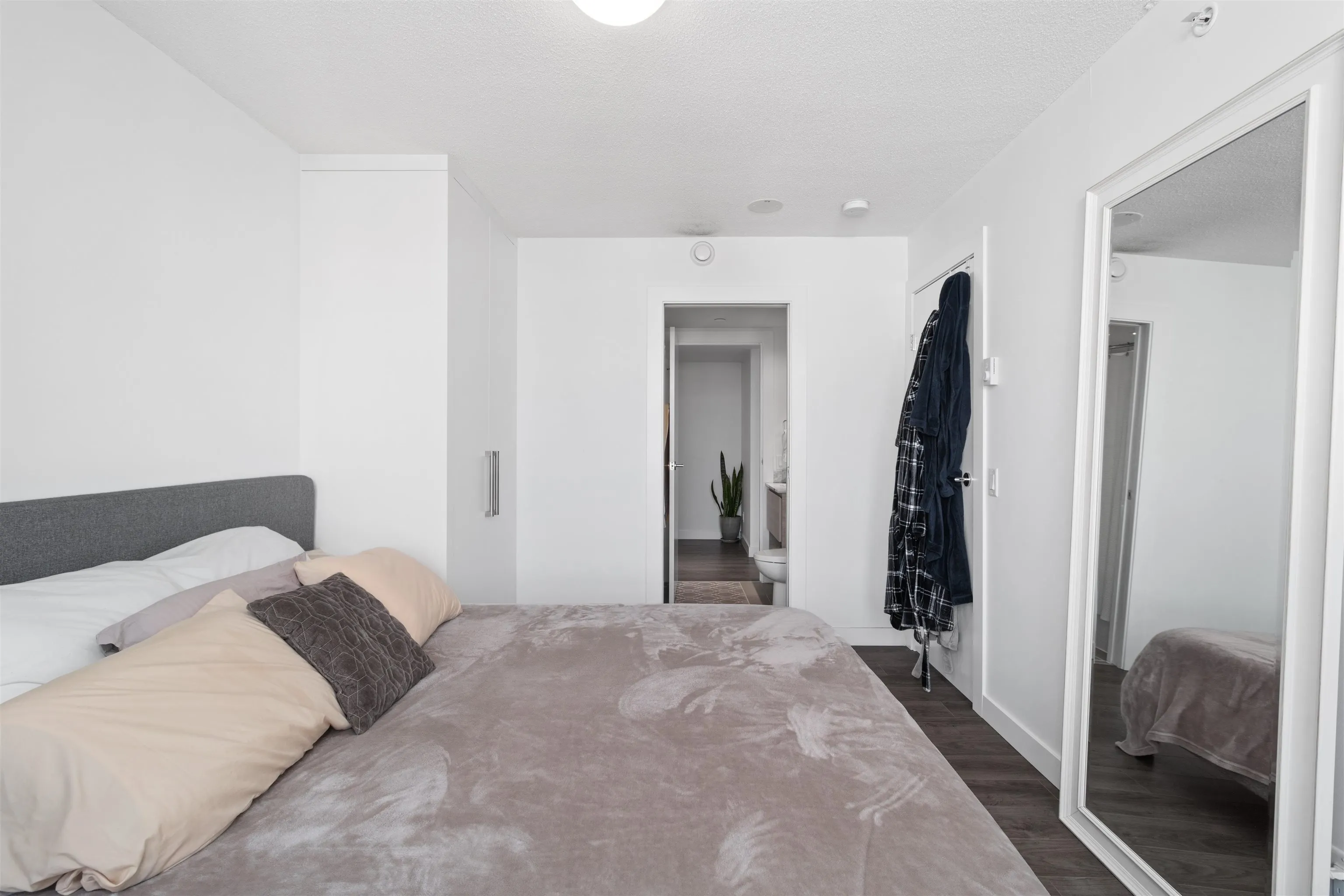 2711 908 Quayside Drive