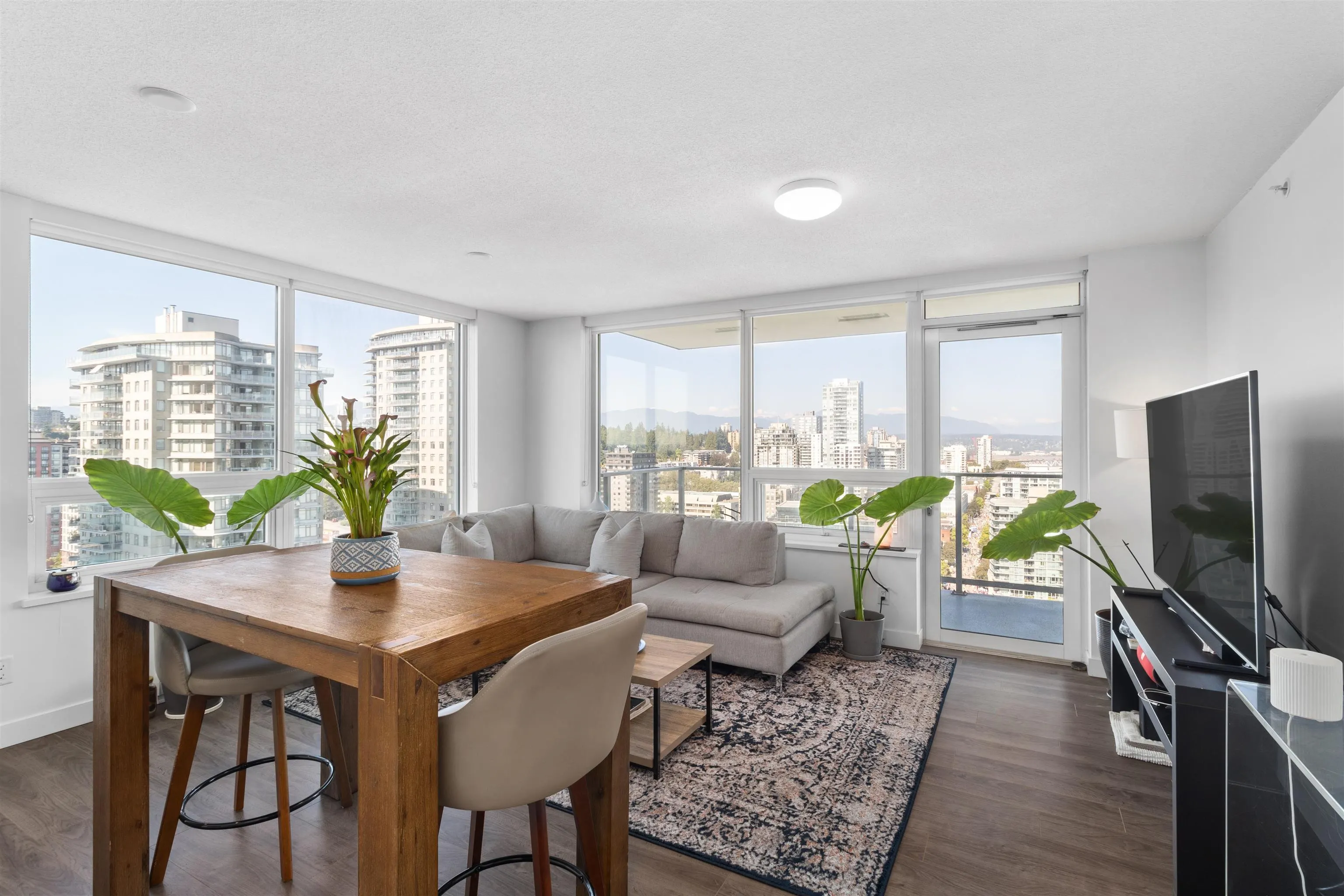 2711 908 Quayside Drive