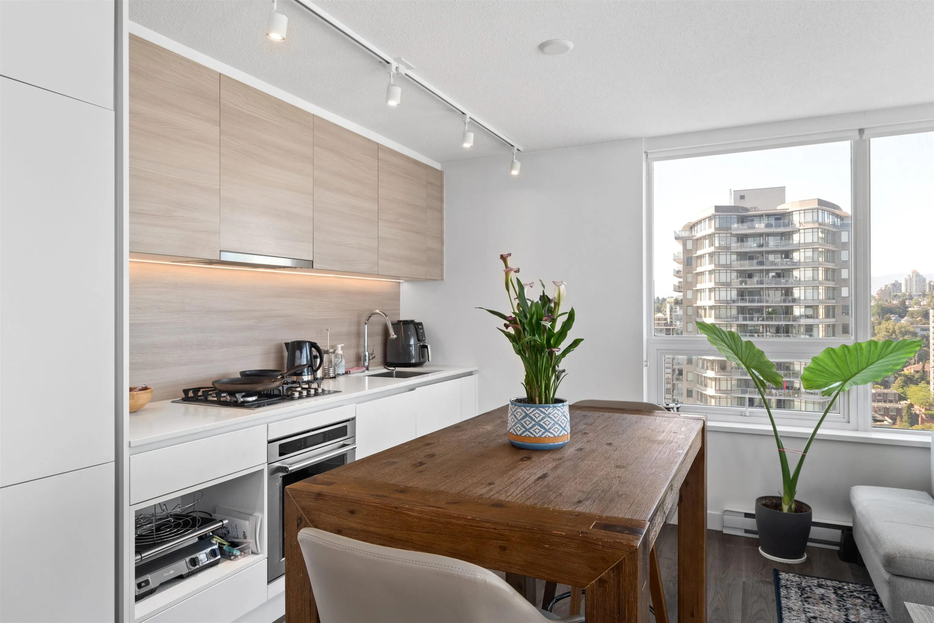 2711 908 Quayside Drive