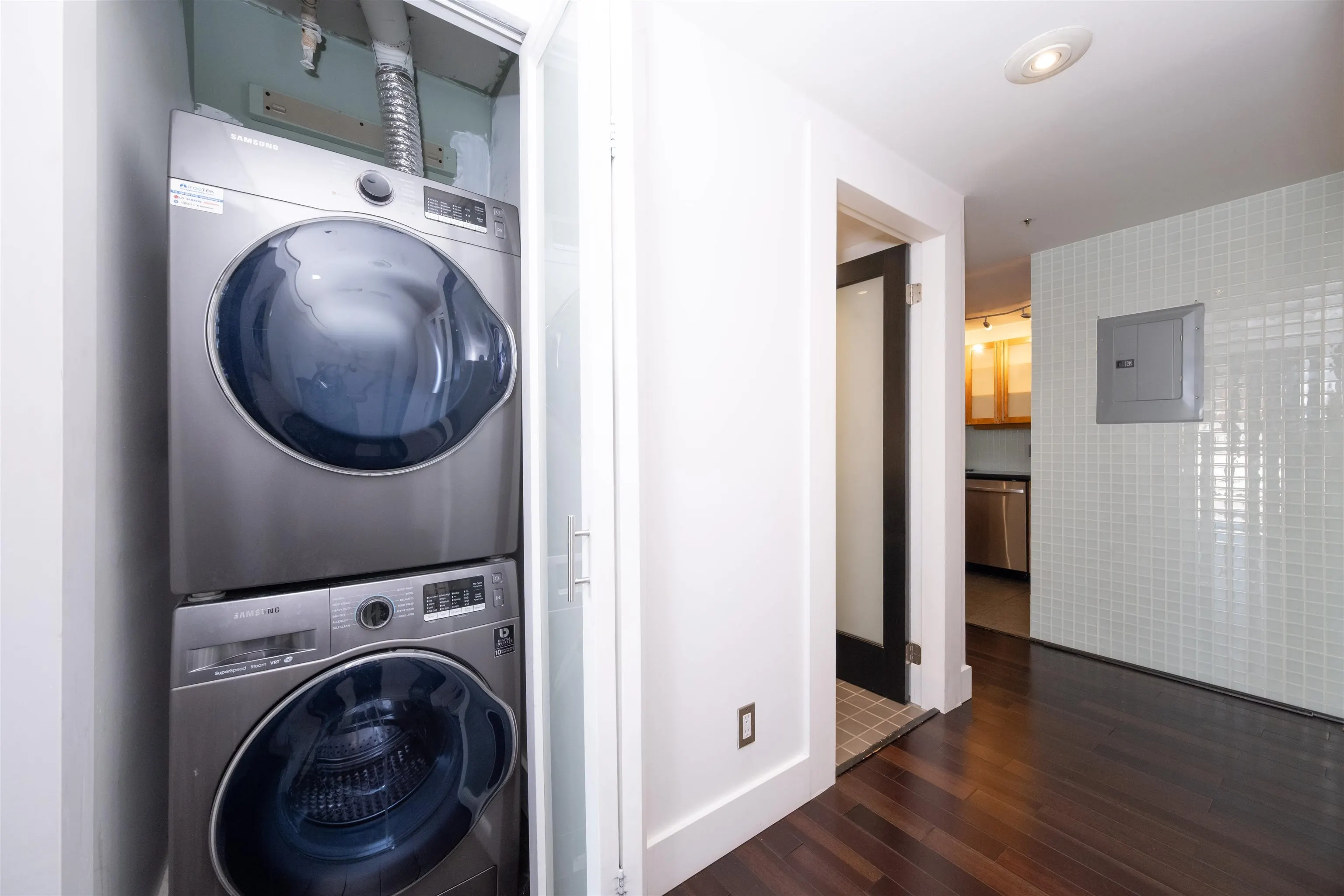 801 930 Cambie Street