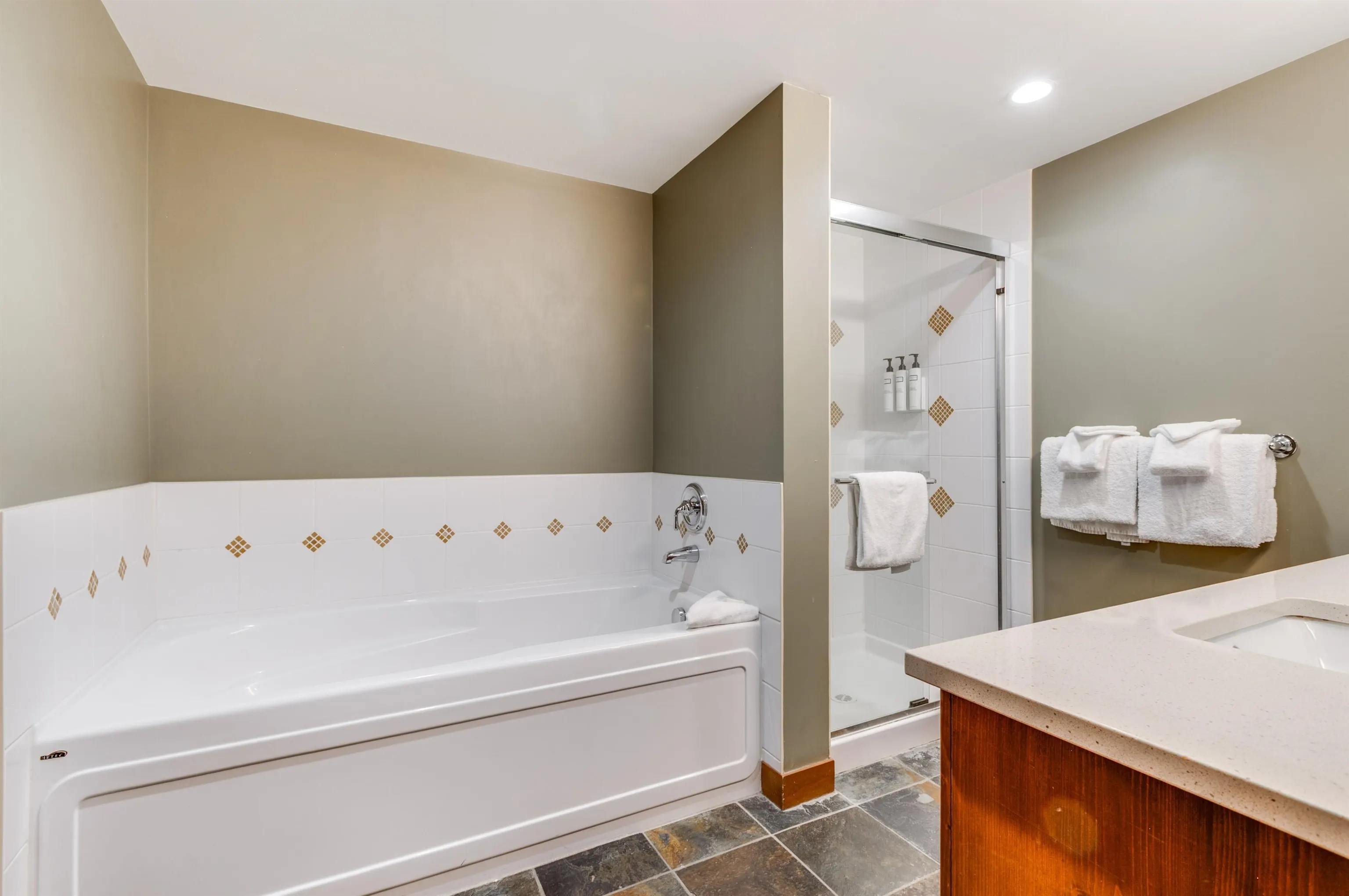 206 G2 4653 Blackcomb Way