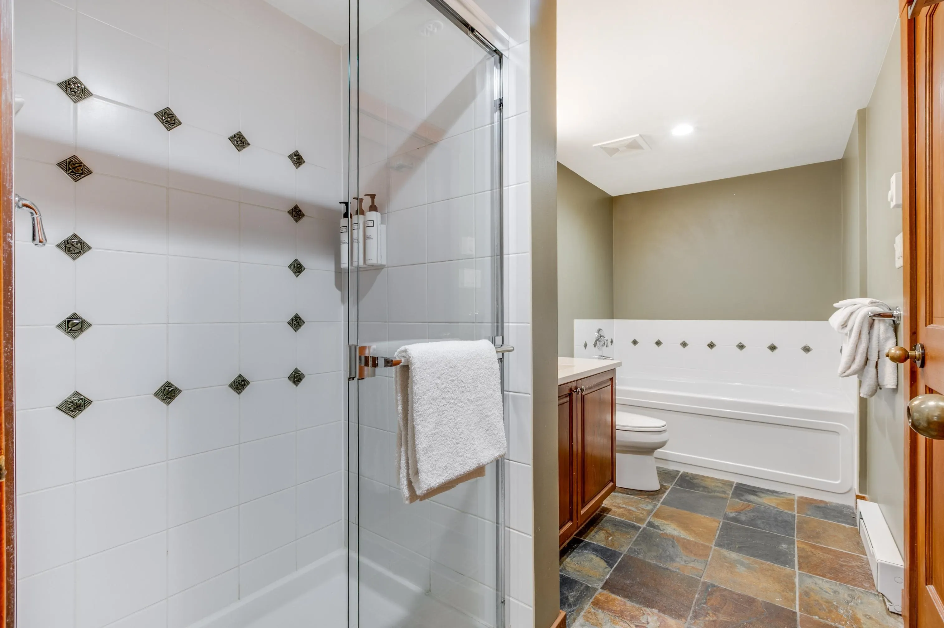 206 G2 4653 Blackcomb Way