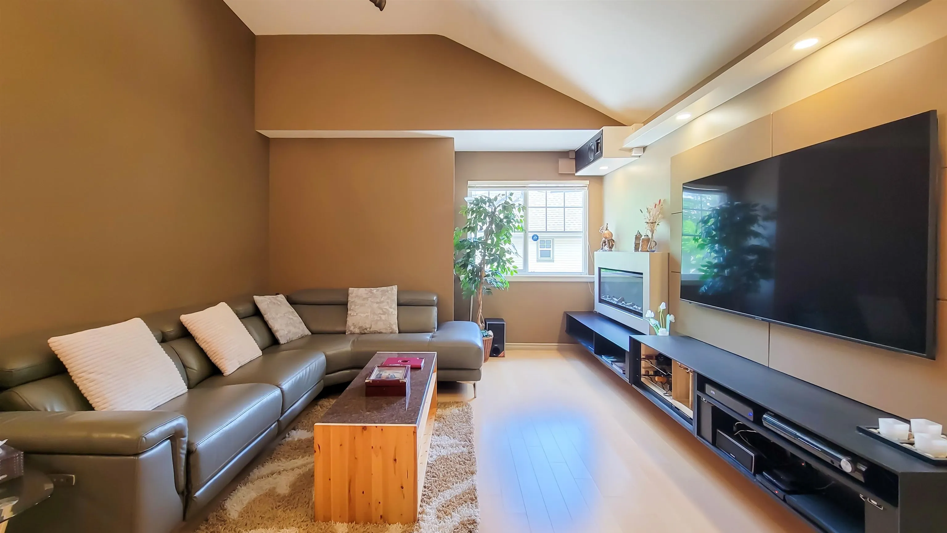 2 3300 Plateau Boulevard