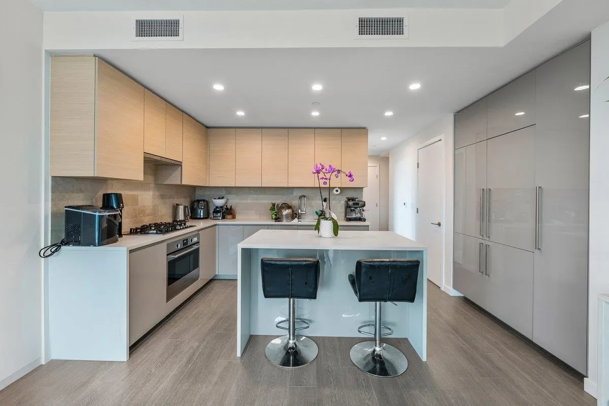 1711 2186 Gilmore Avenue