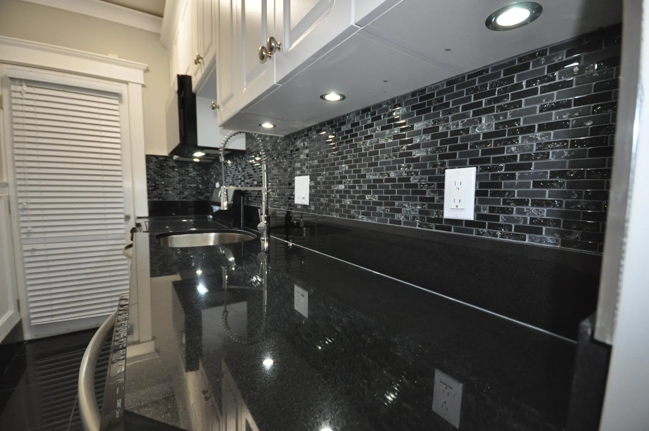 7505 Kingsway