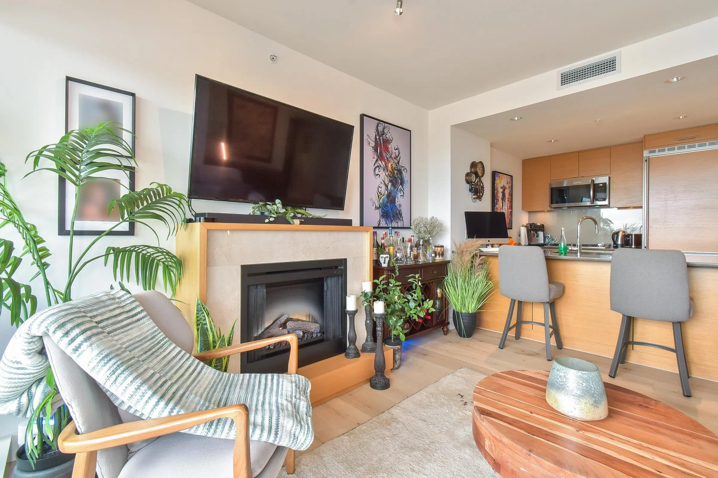 1207 15152 Russell Avenue