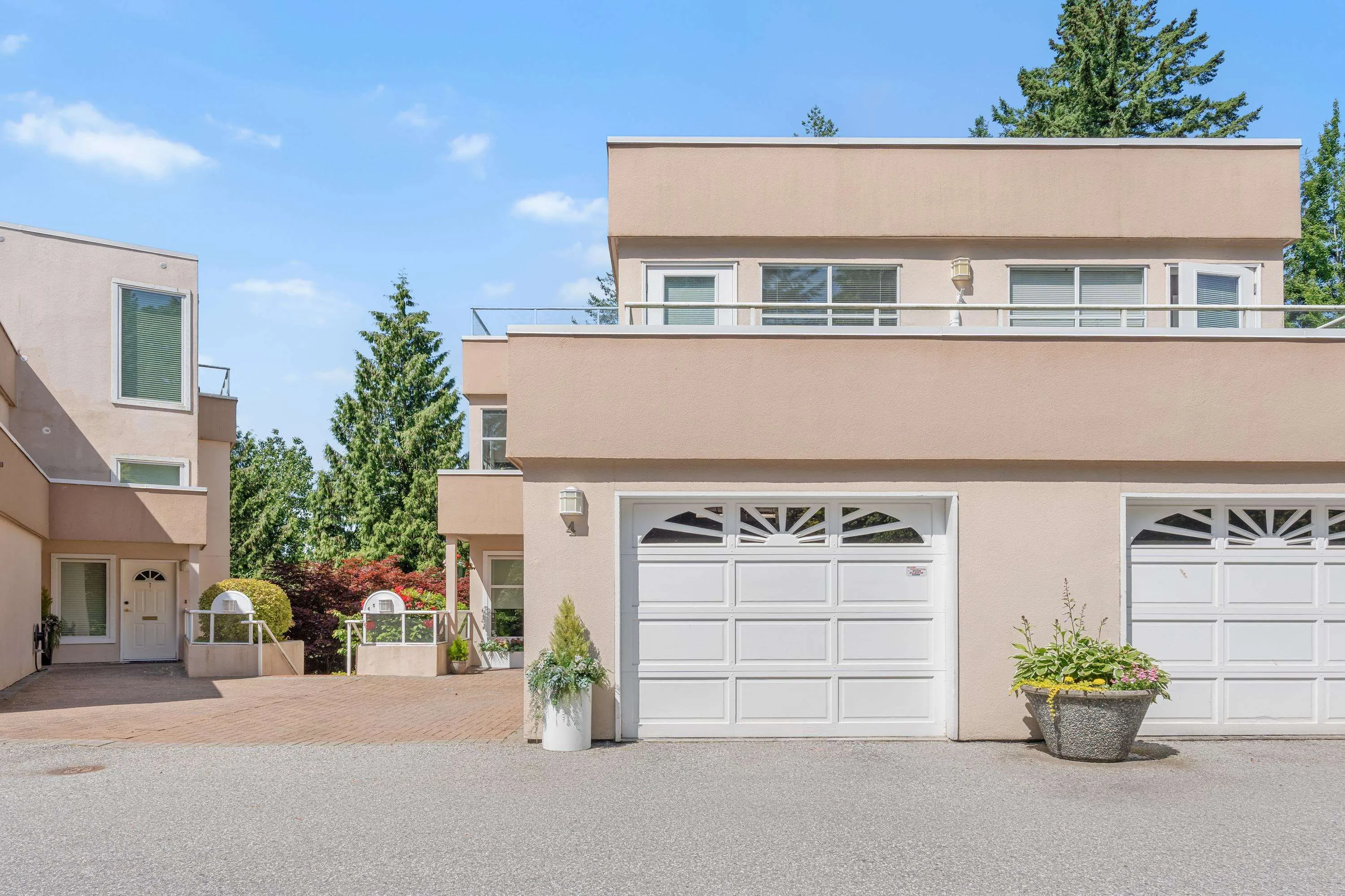 4 2425 Edgemont Boulevard