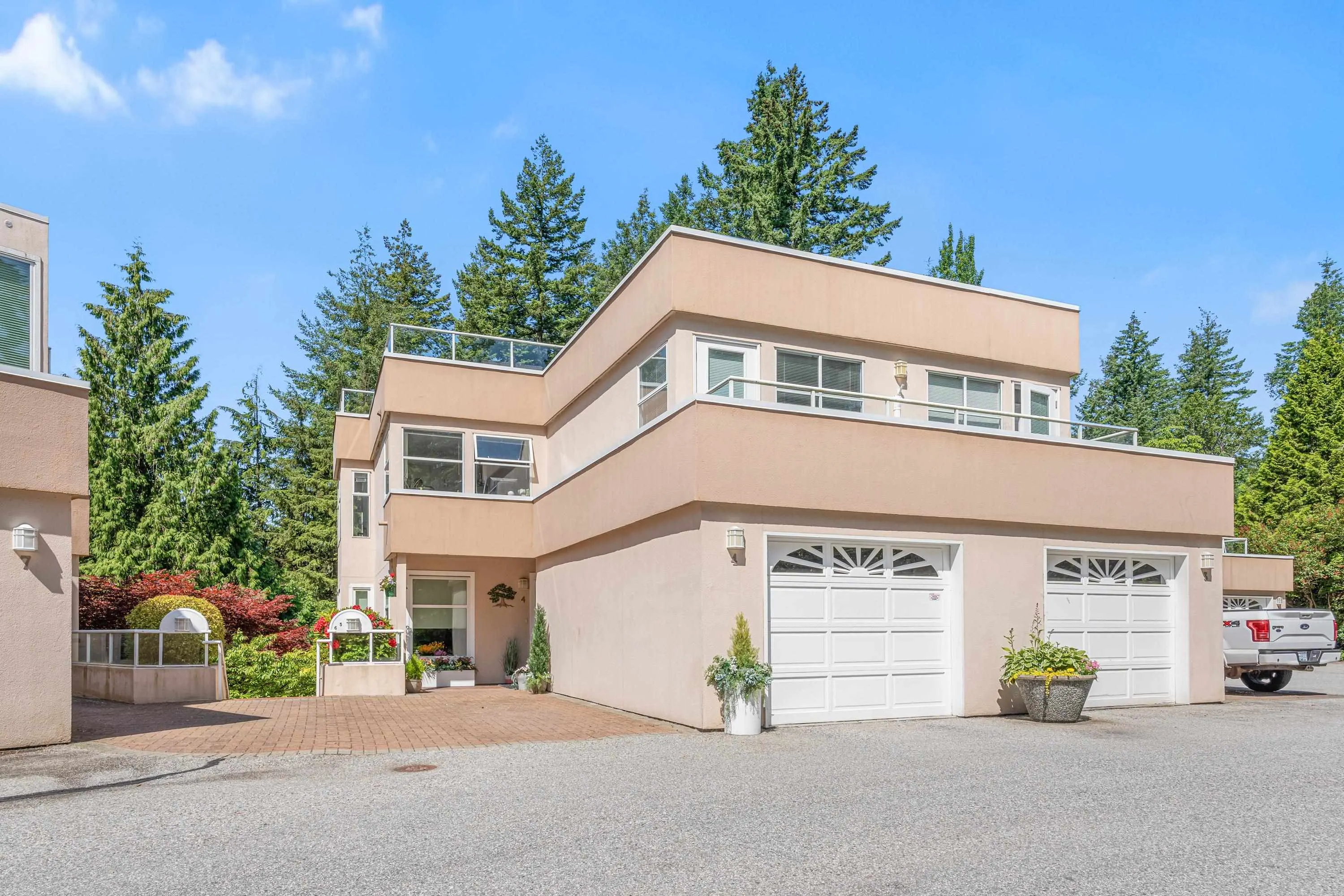 4 2425 Edgemont Boulevard