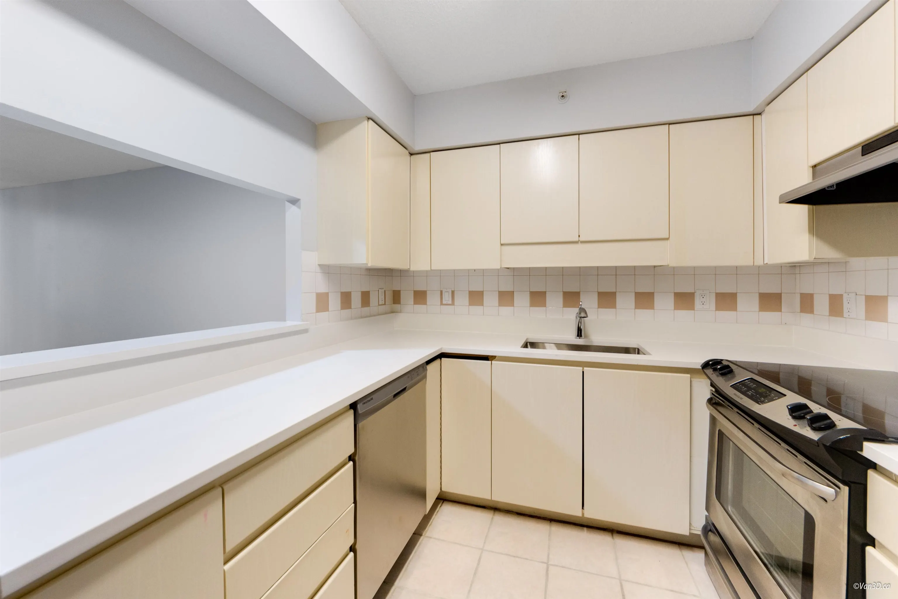 205 8246 Lansdowne Road