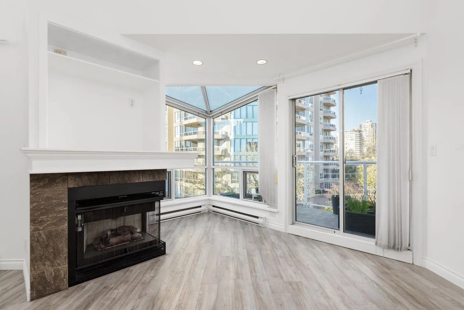 402B 1210 Quayside Drive