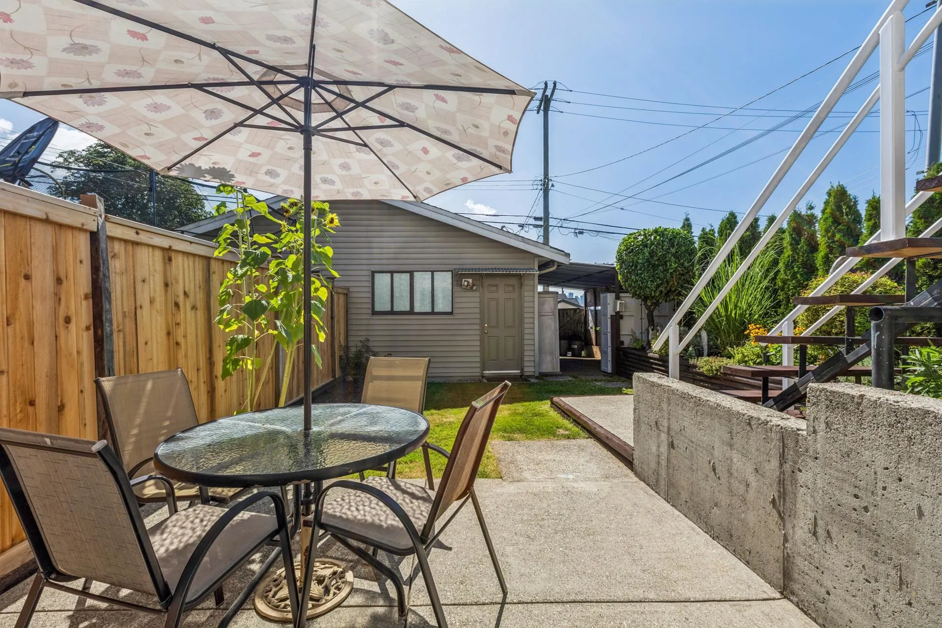407 E 1st Street