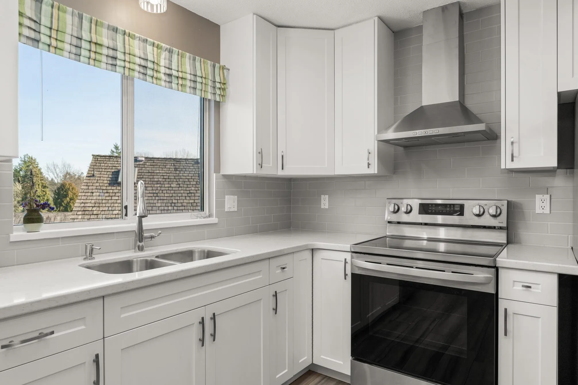 1480 View Crescent