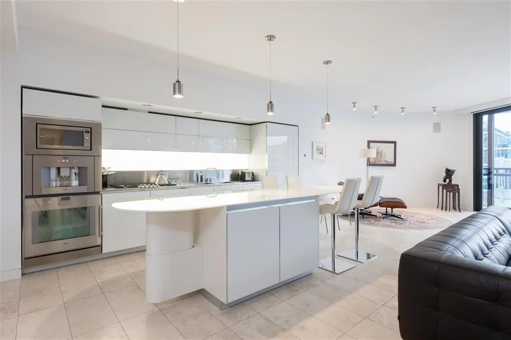2106 838 W Hastings Street