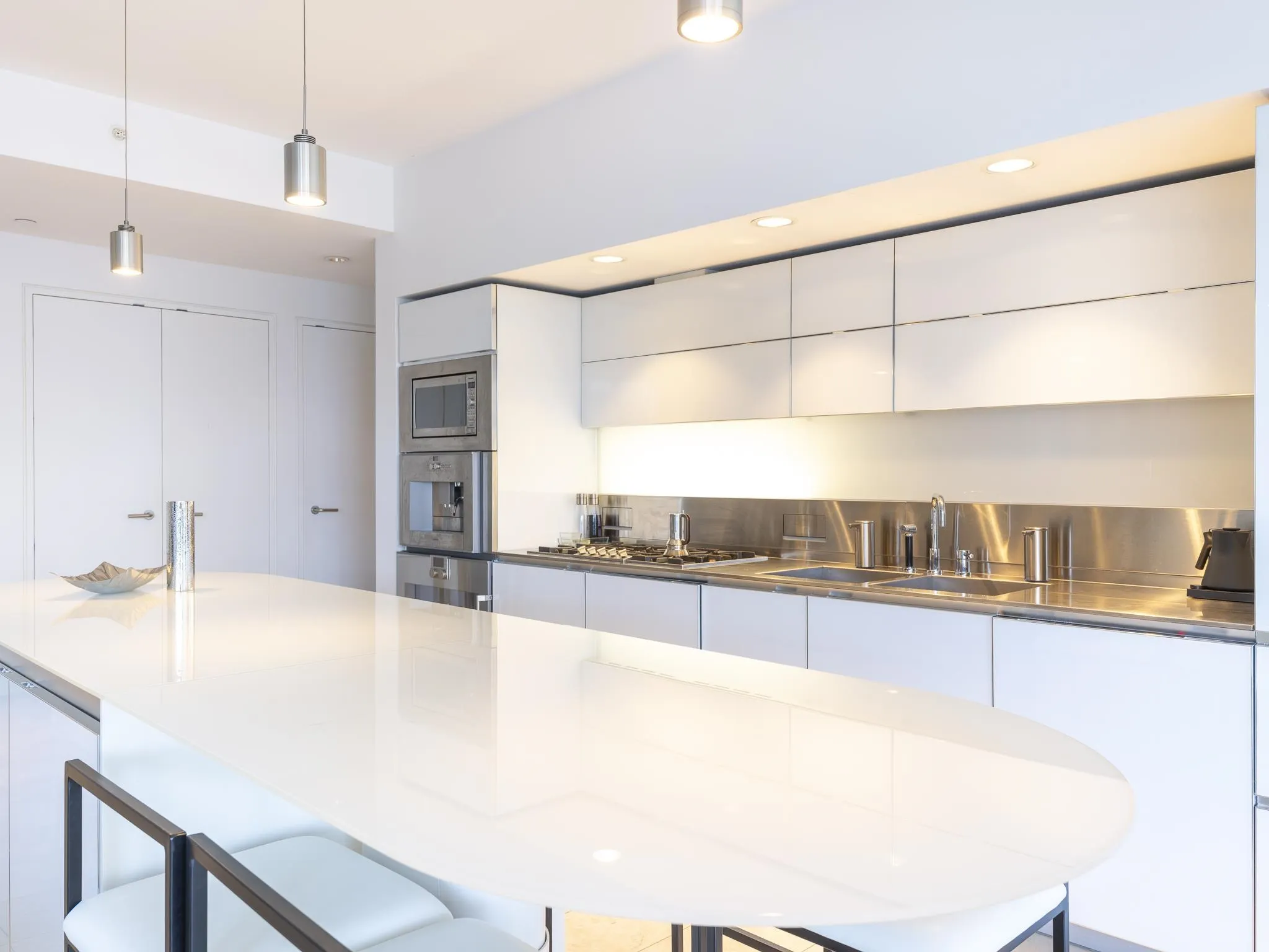2106 838 W Hastings Street