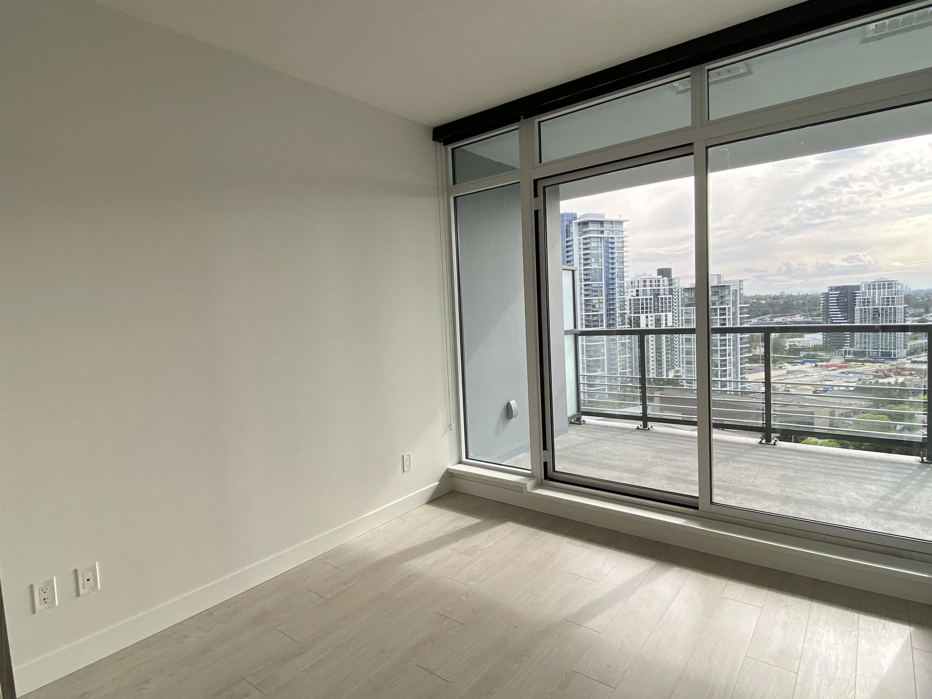 1612 4720 Lougheed Highway