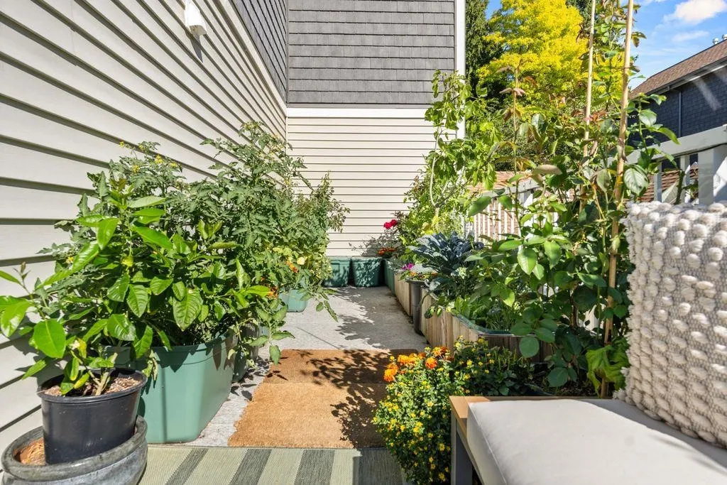 201 9688 148 Street