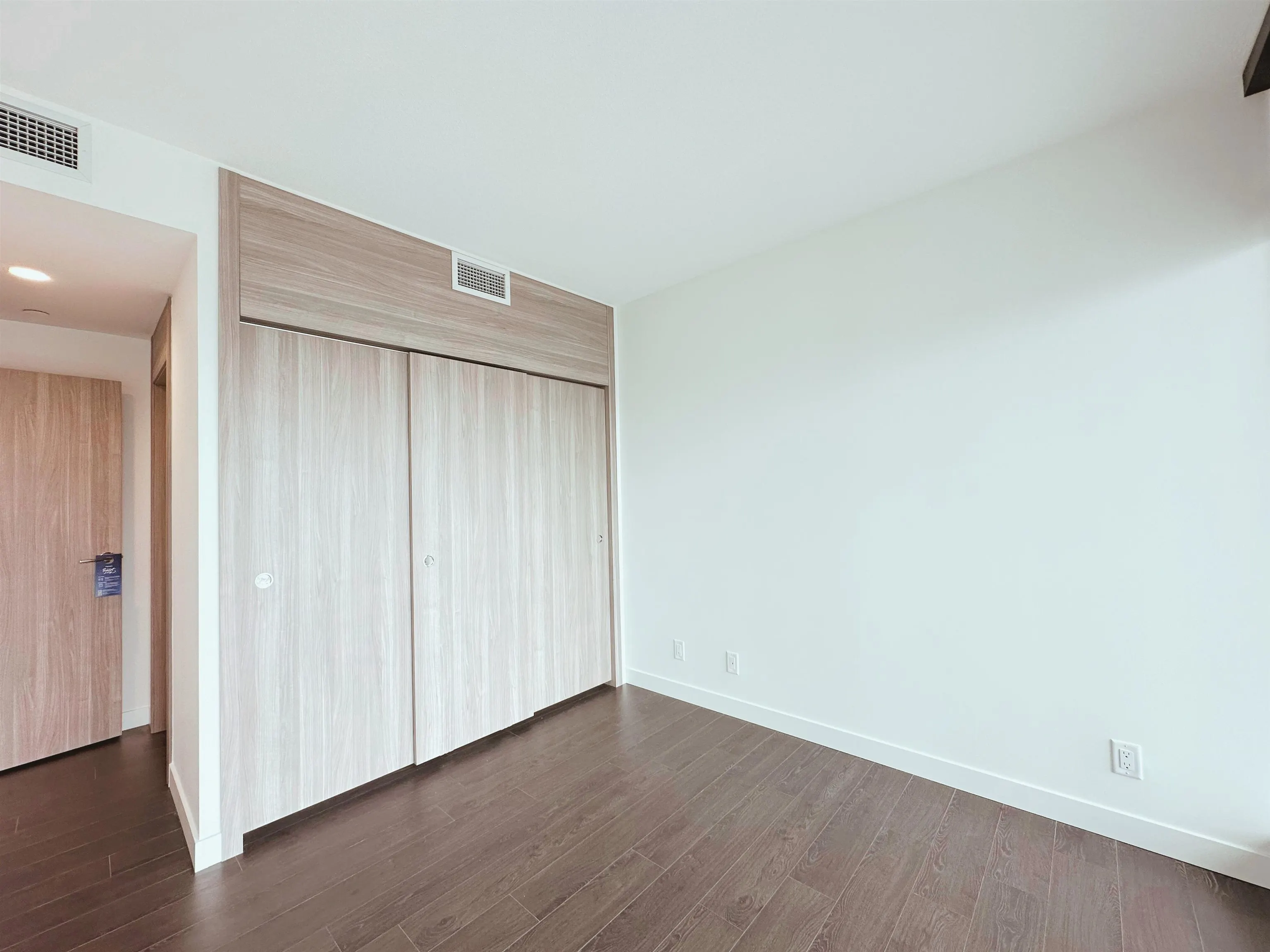 2804 4890 Lougheed Highway