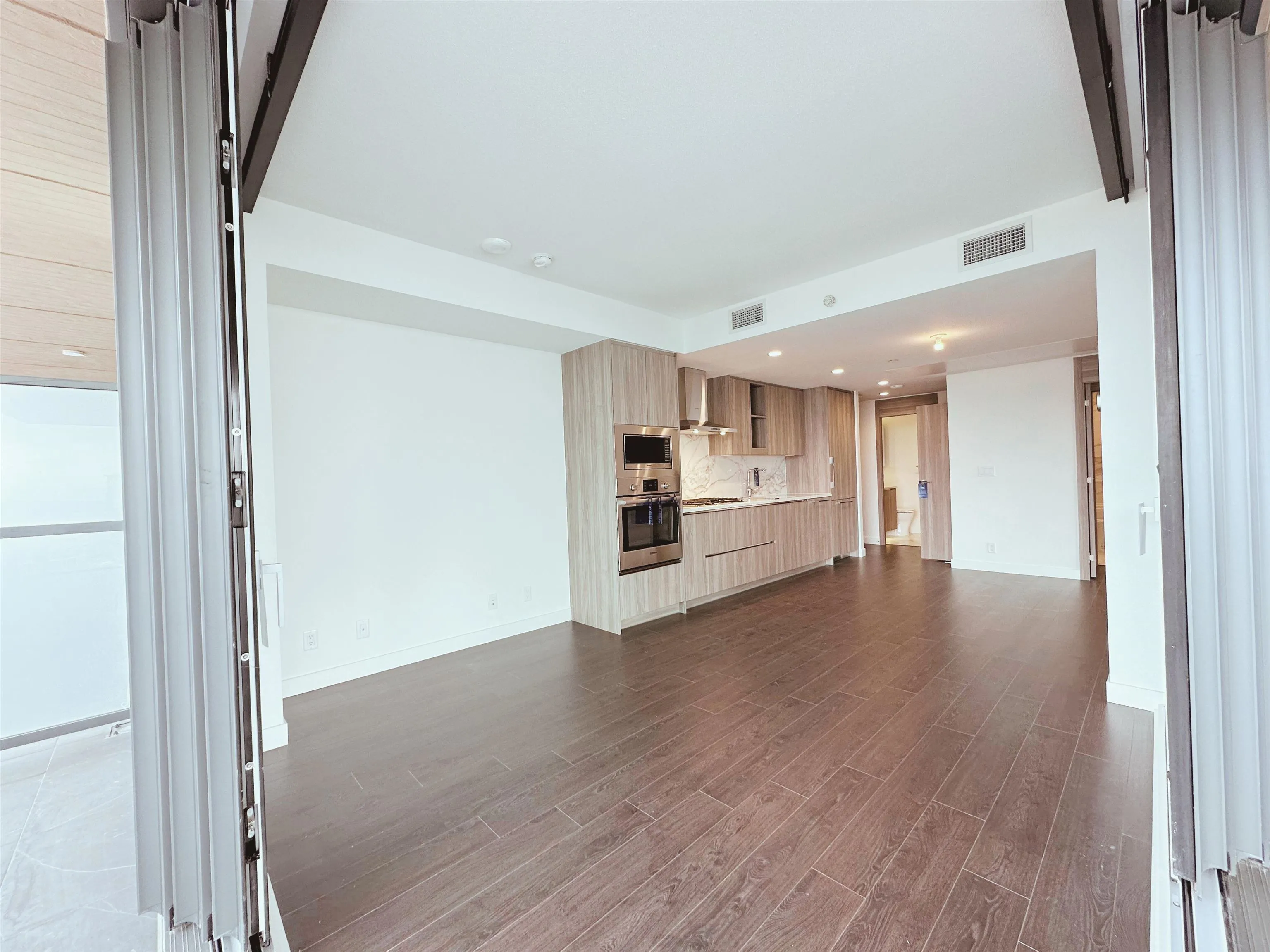 2804 4890 Lougheed Highway