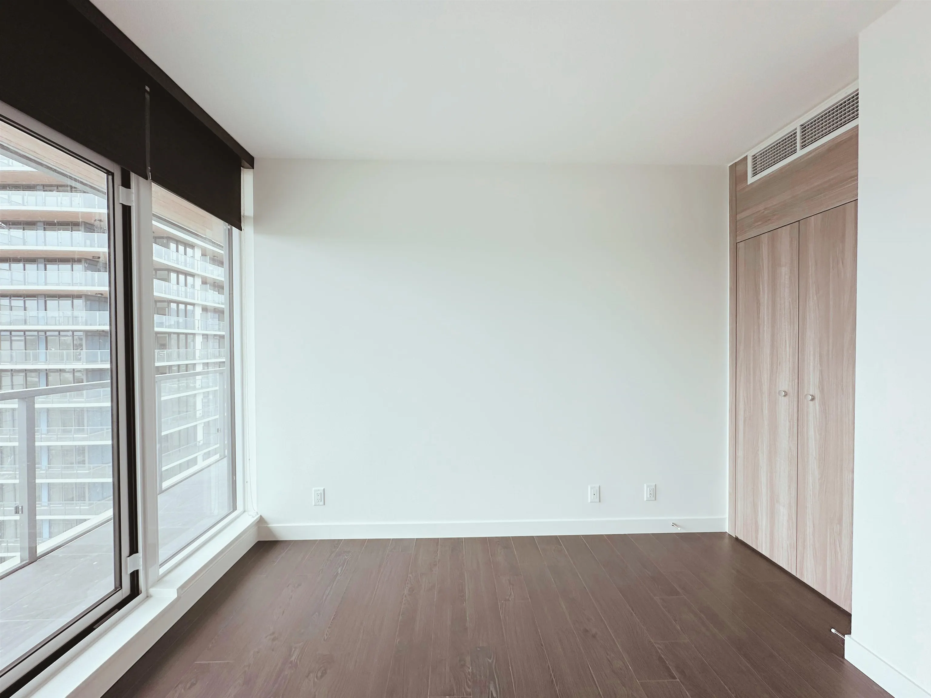 2804 4890 Lougheed Highway