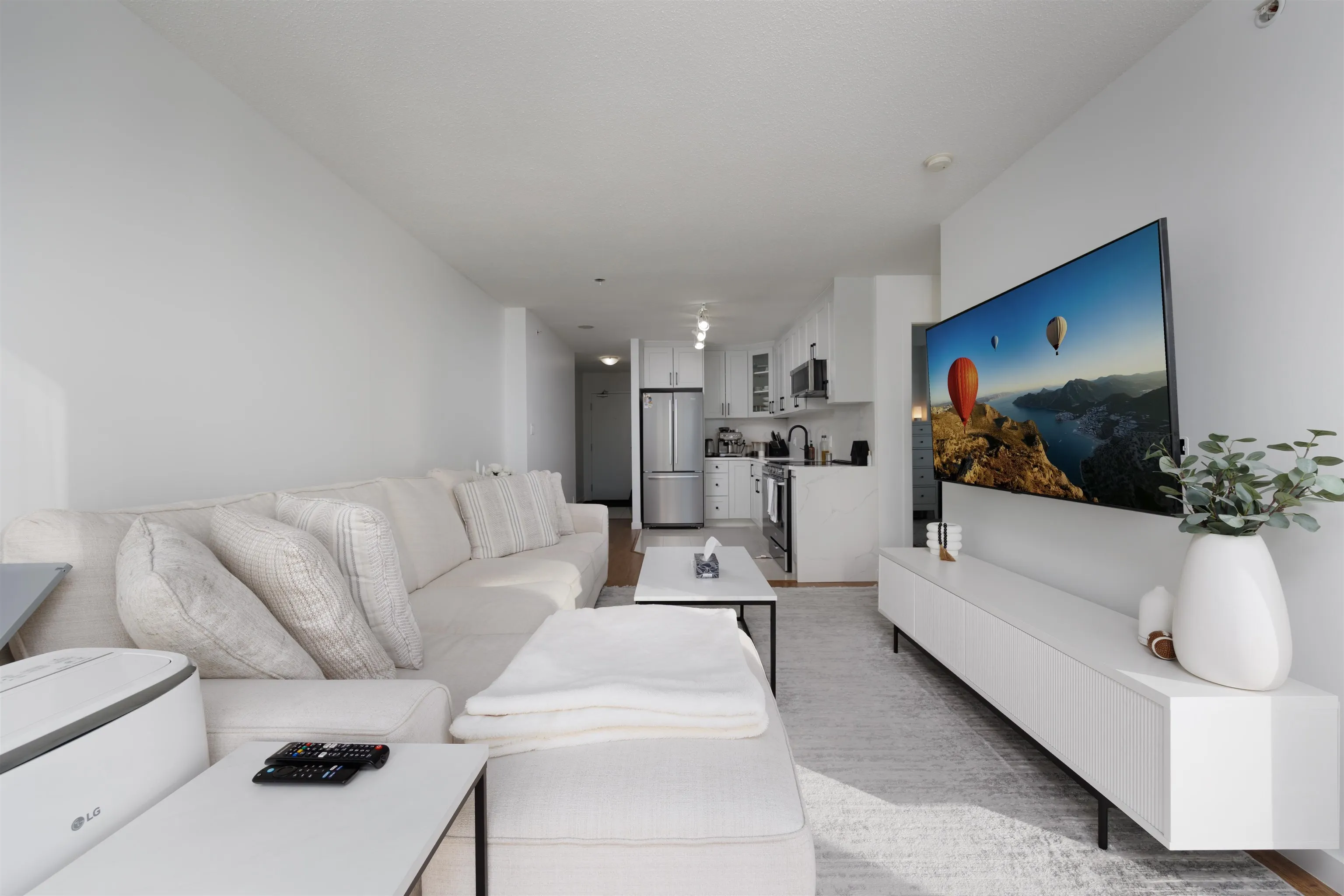 2207 13618 100 Avenue