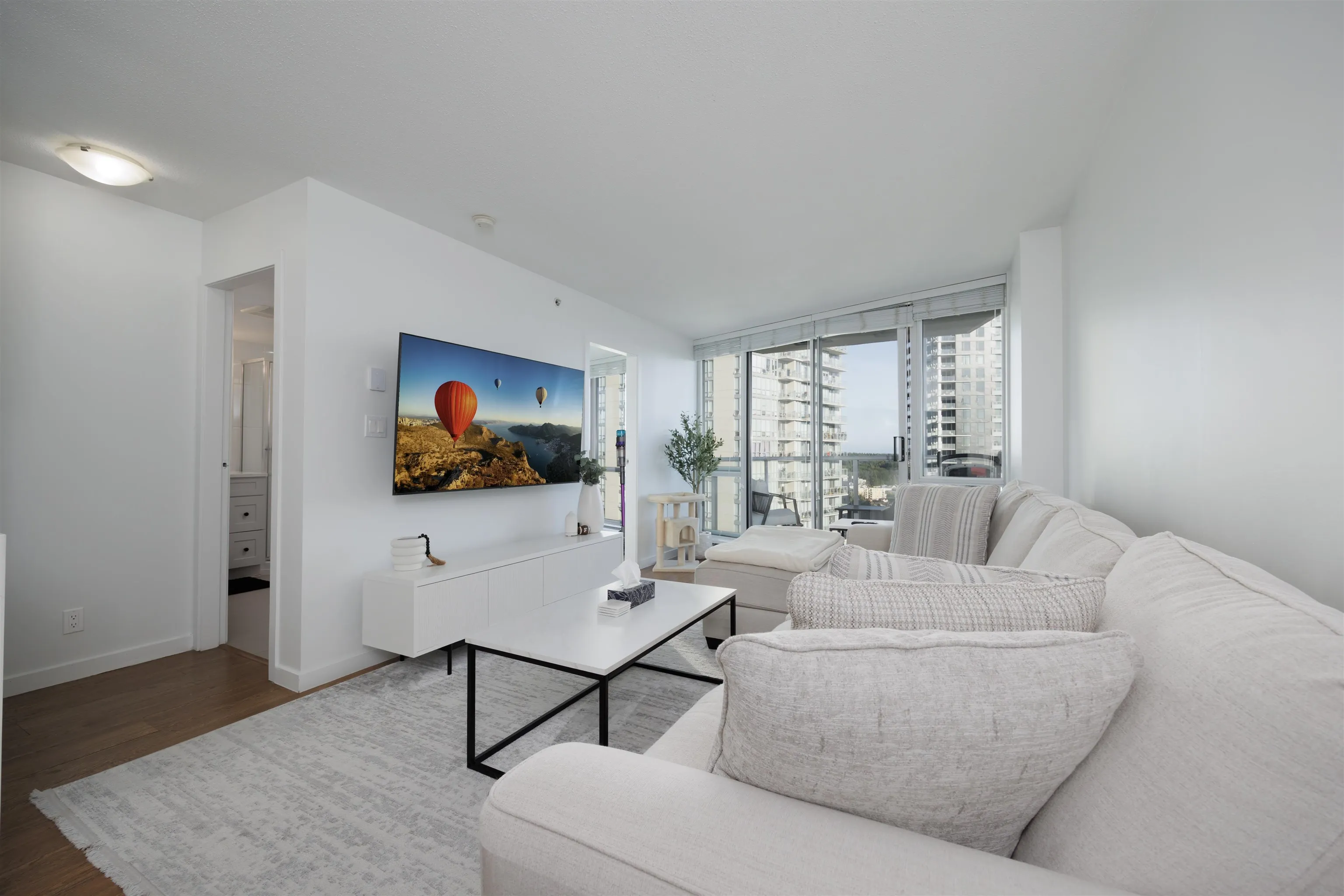 2207 13618 100 Avenue