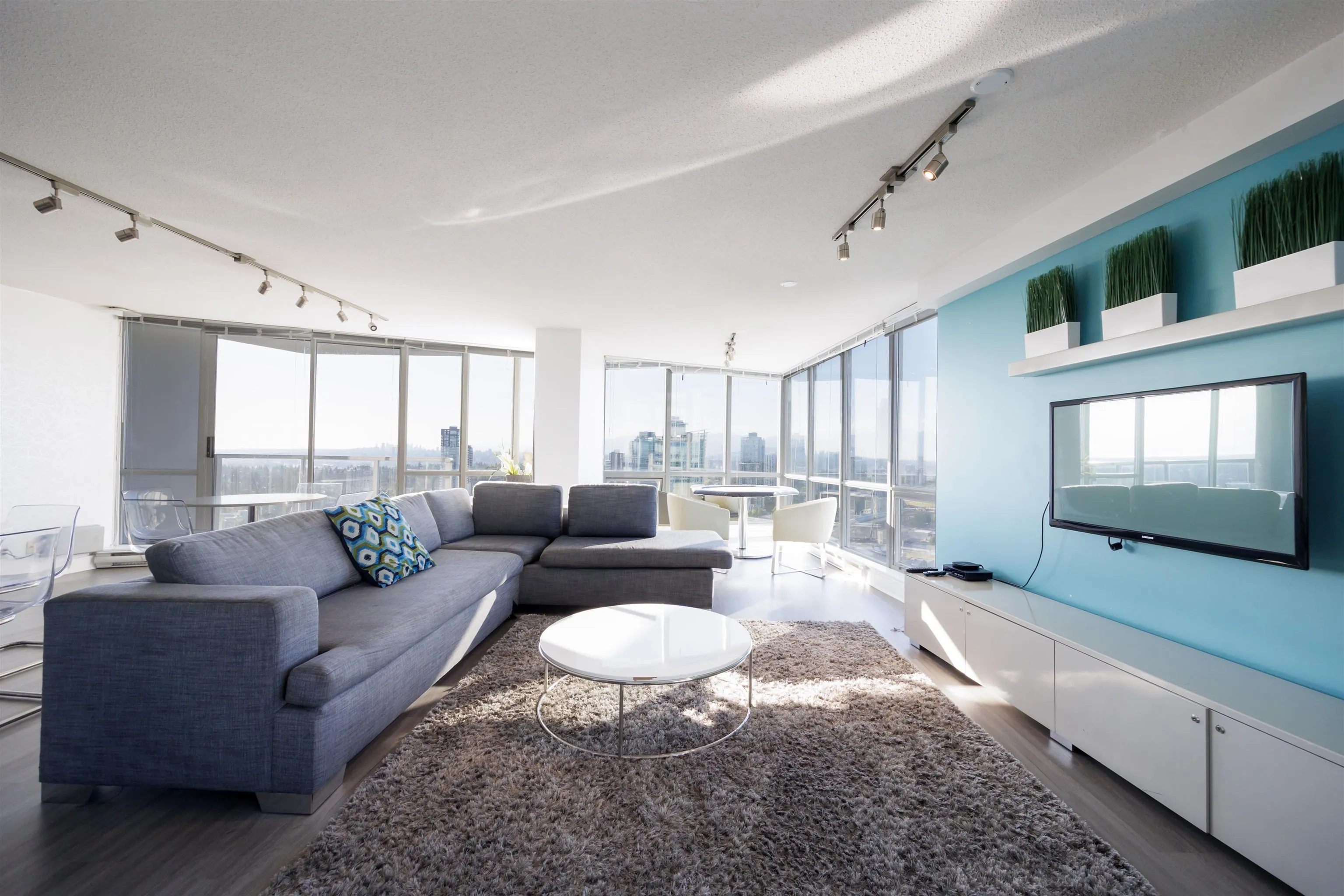 2207 13618 100 Avenue