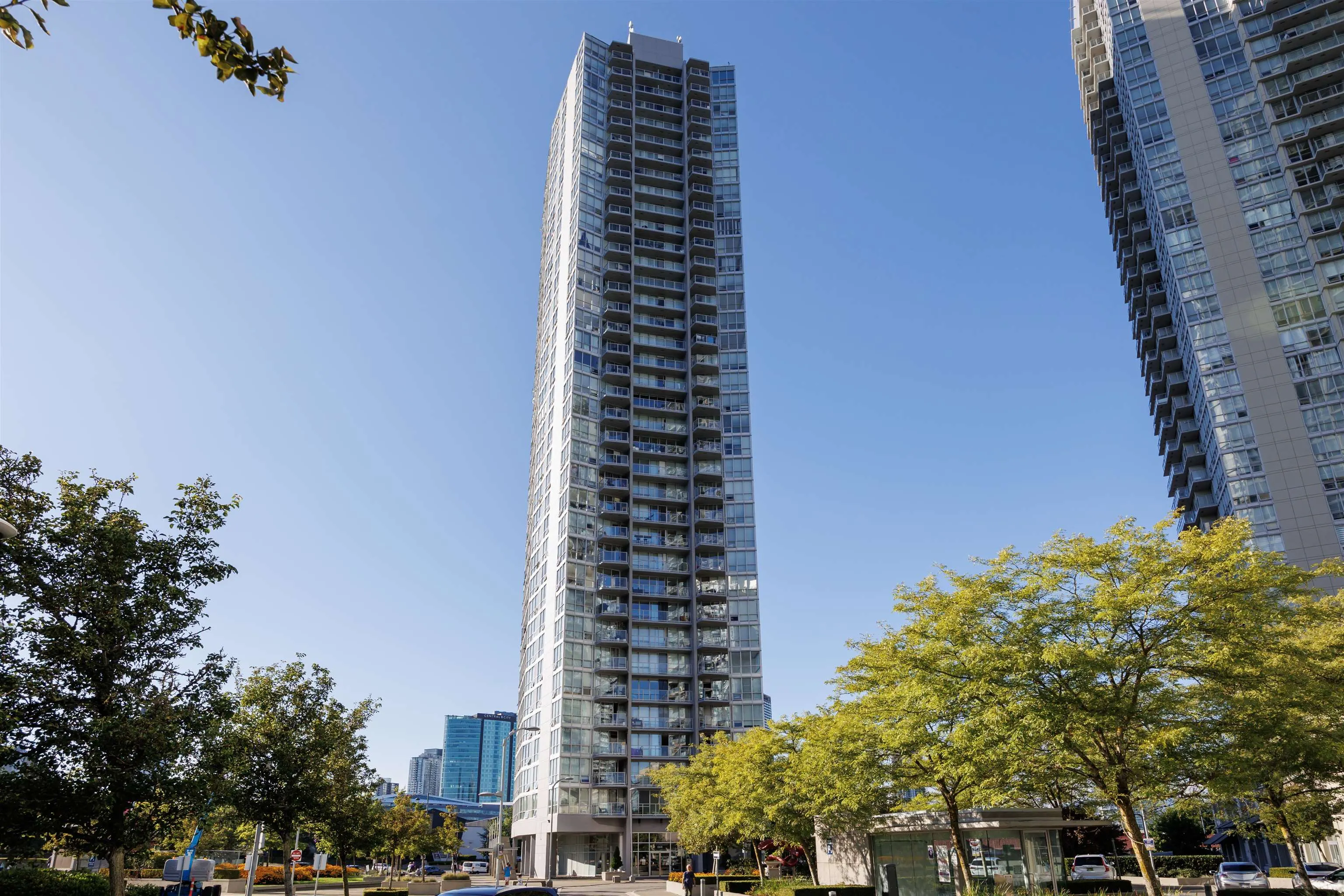 2207 13618 100 Avenue