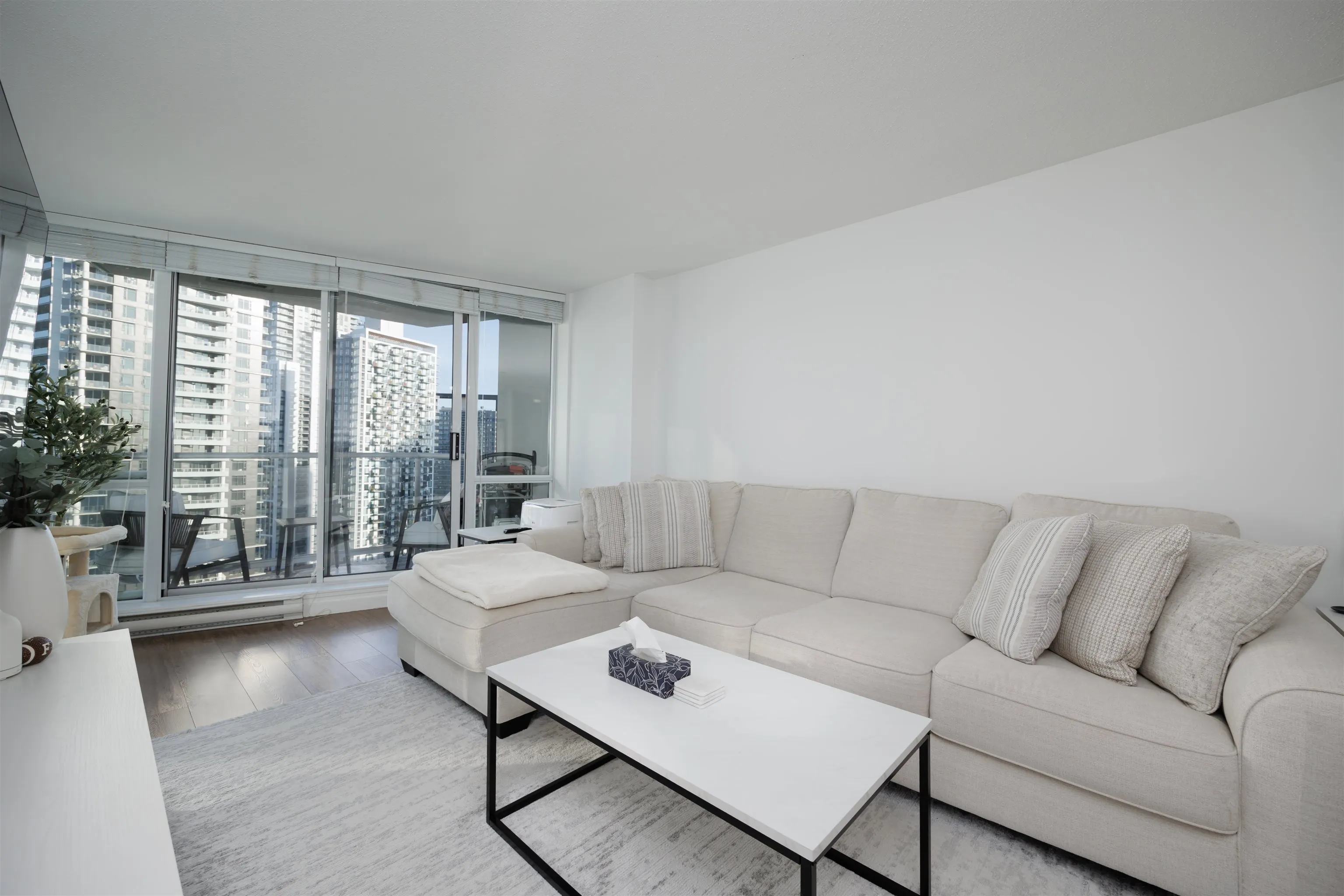 2207 13618 100 Avenue