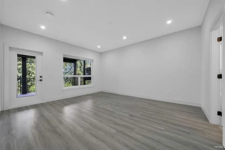 4 5988 Lindeman Street