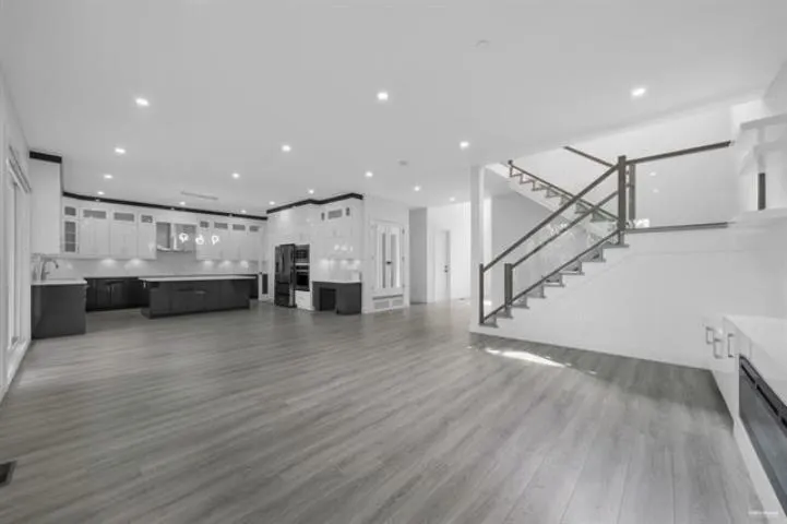 4 5988 Lindeman Street