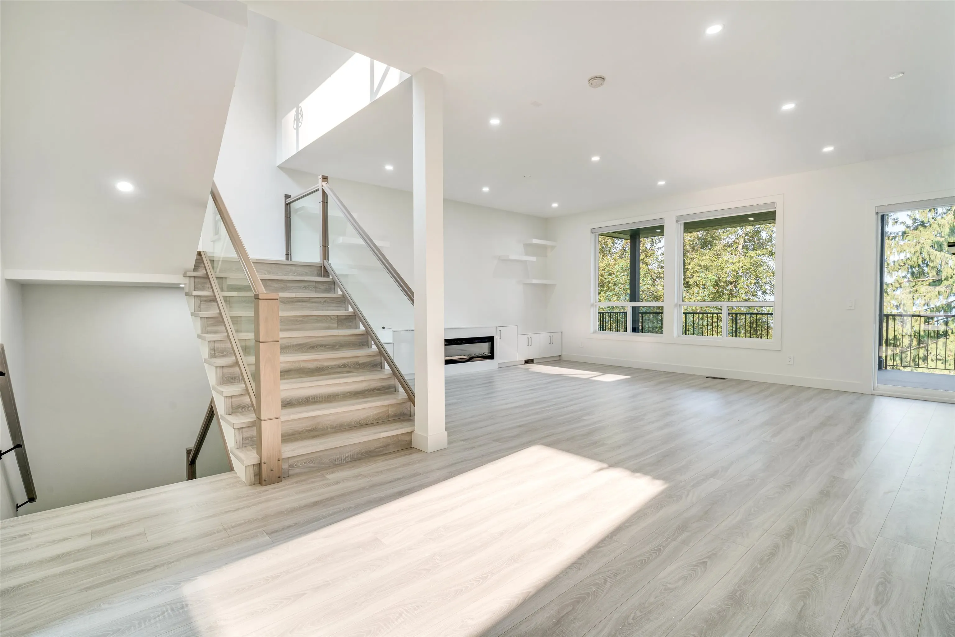 4 5988 Lindeman Street