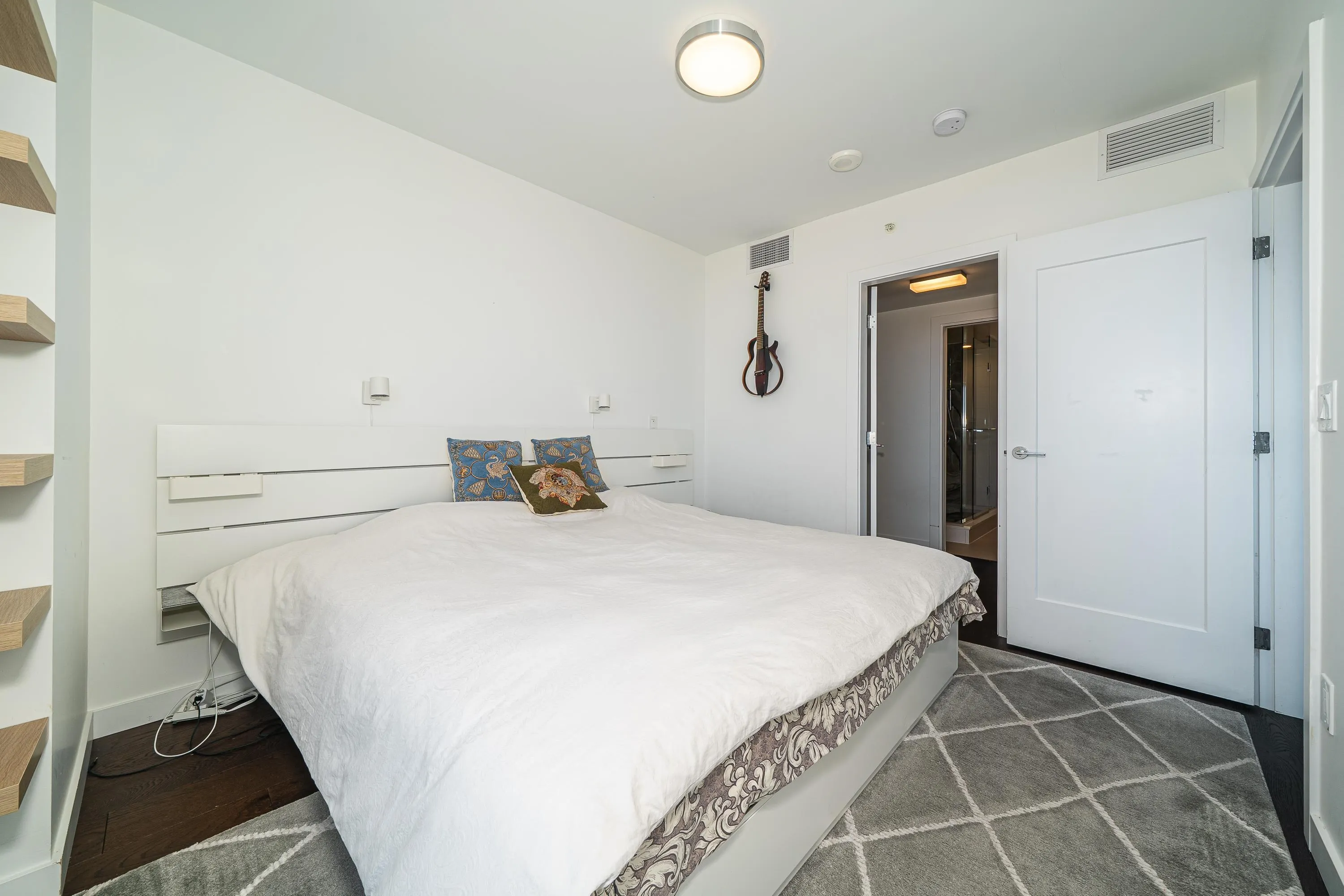 2001 5629 Birney Avenue