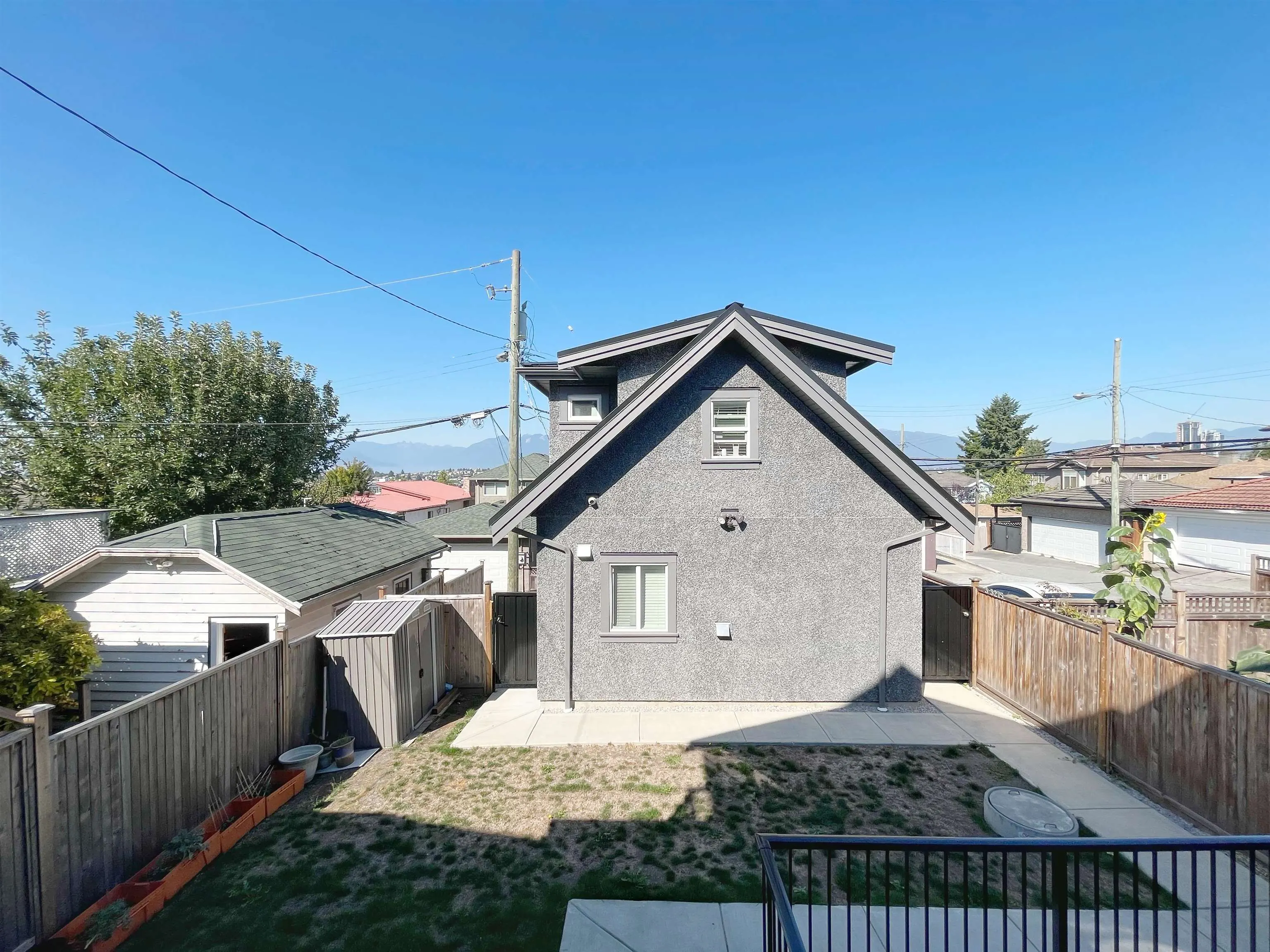 3275 E 20th Avenue