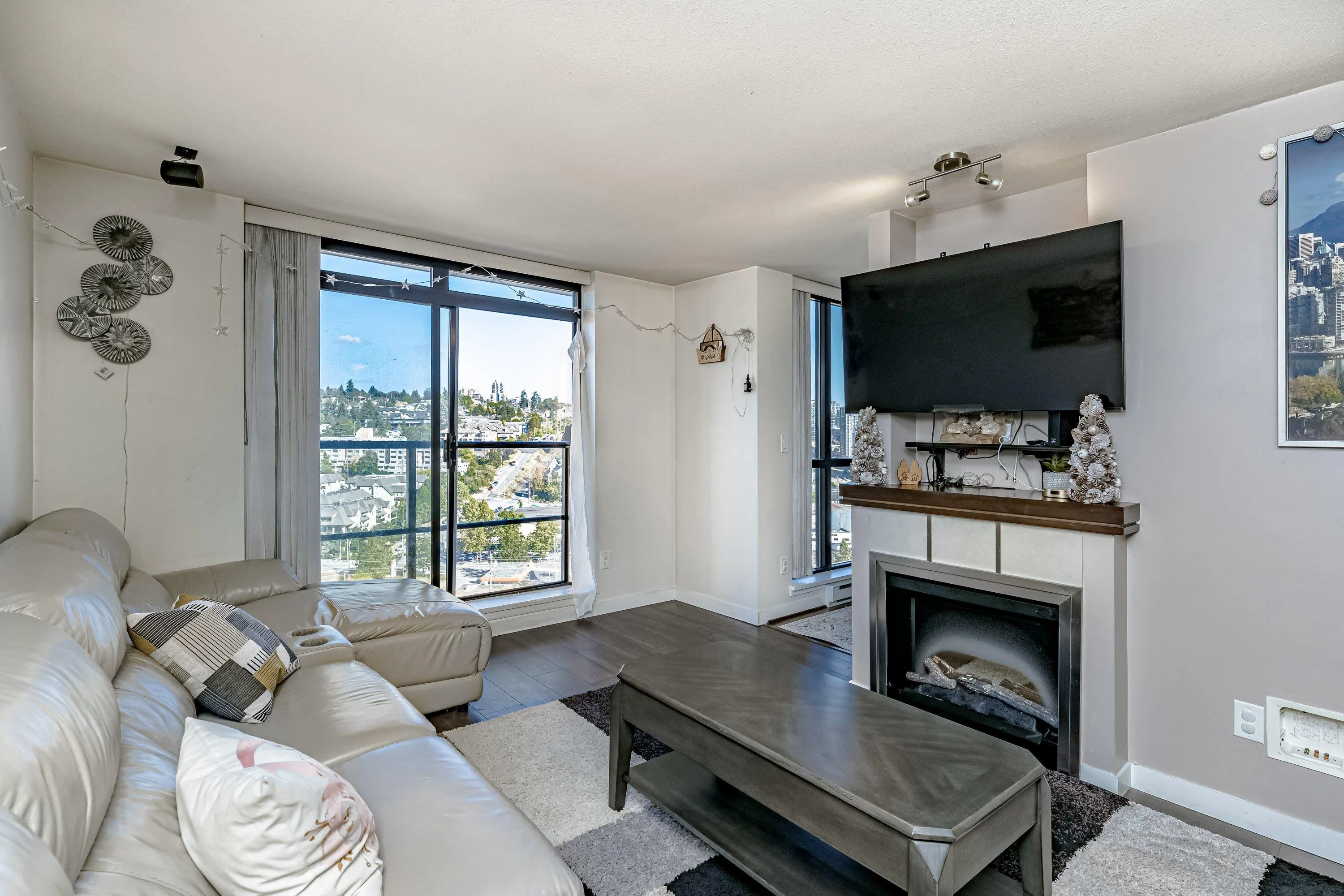 1508 1 Renaissance Square