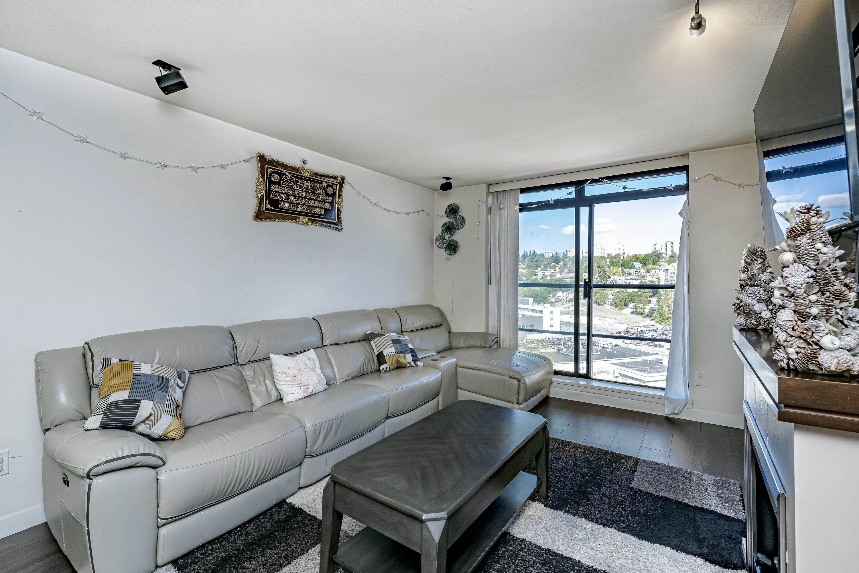 1508 1 Renaissance Square