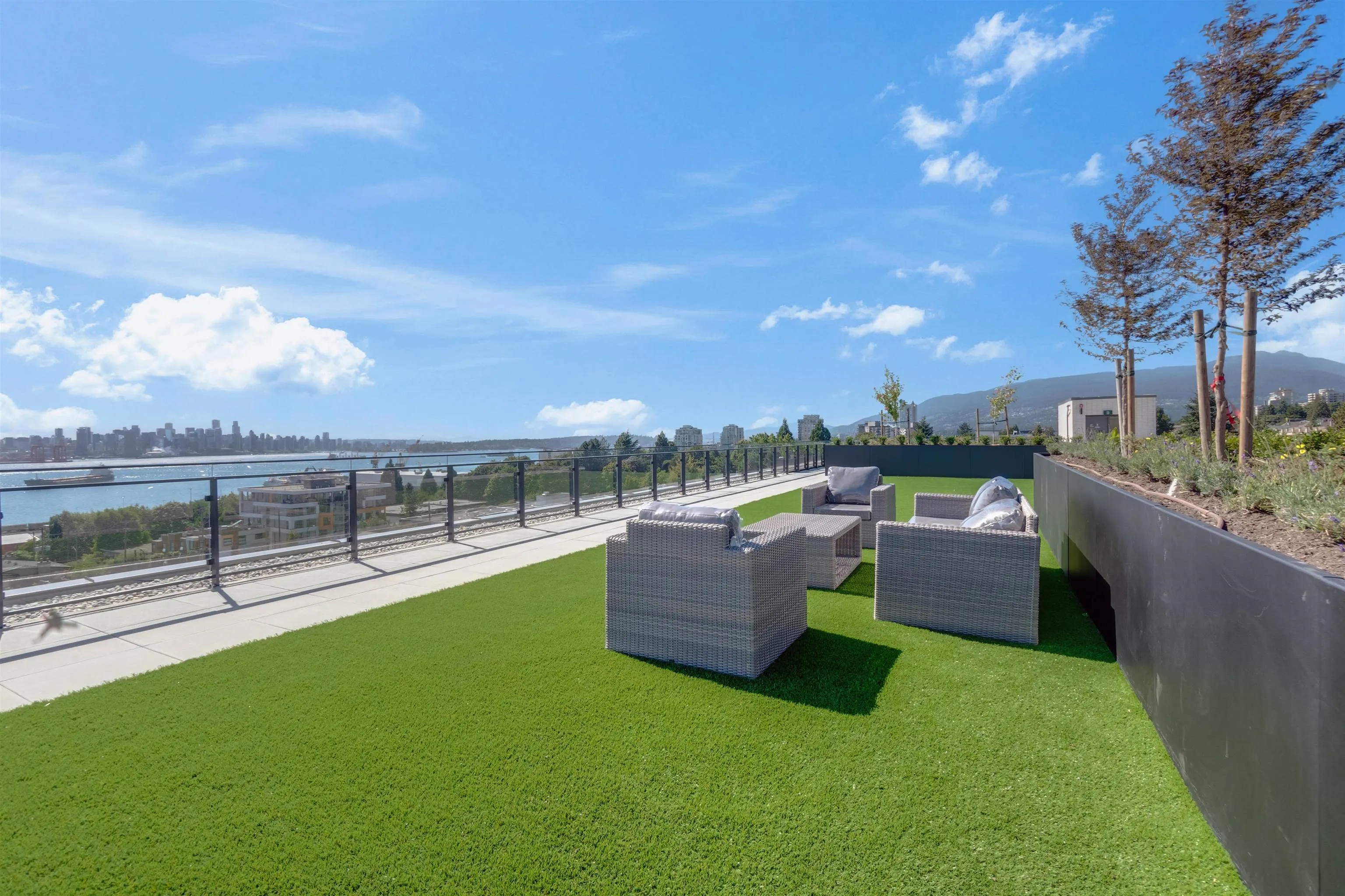 2xx 422 E 3rd Street