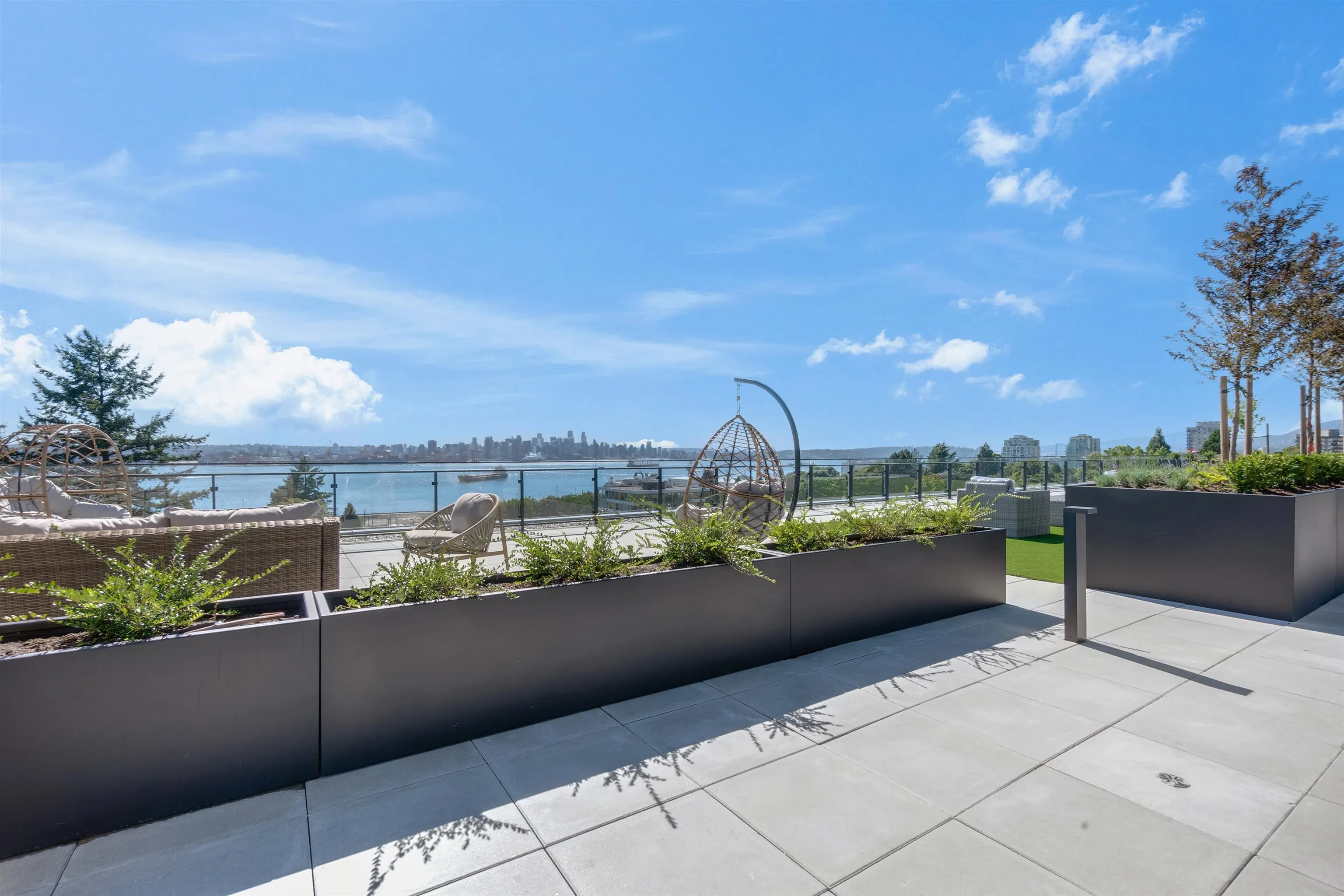 2xx 422 E 3rd Street