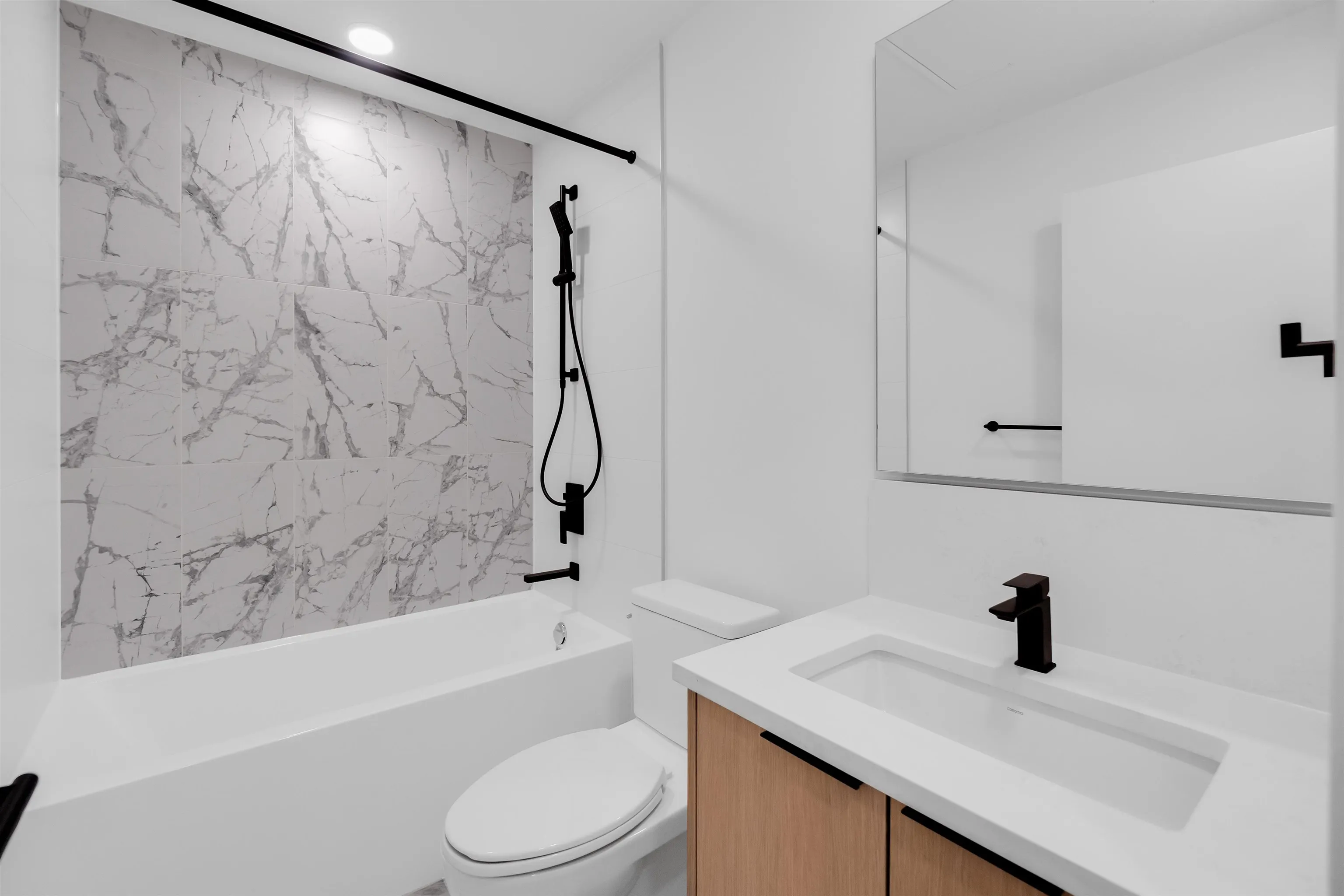 2xx 422 E 3rd Street