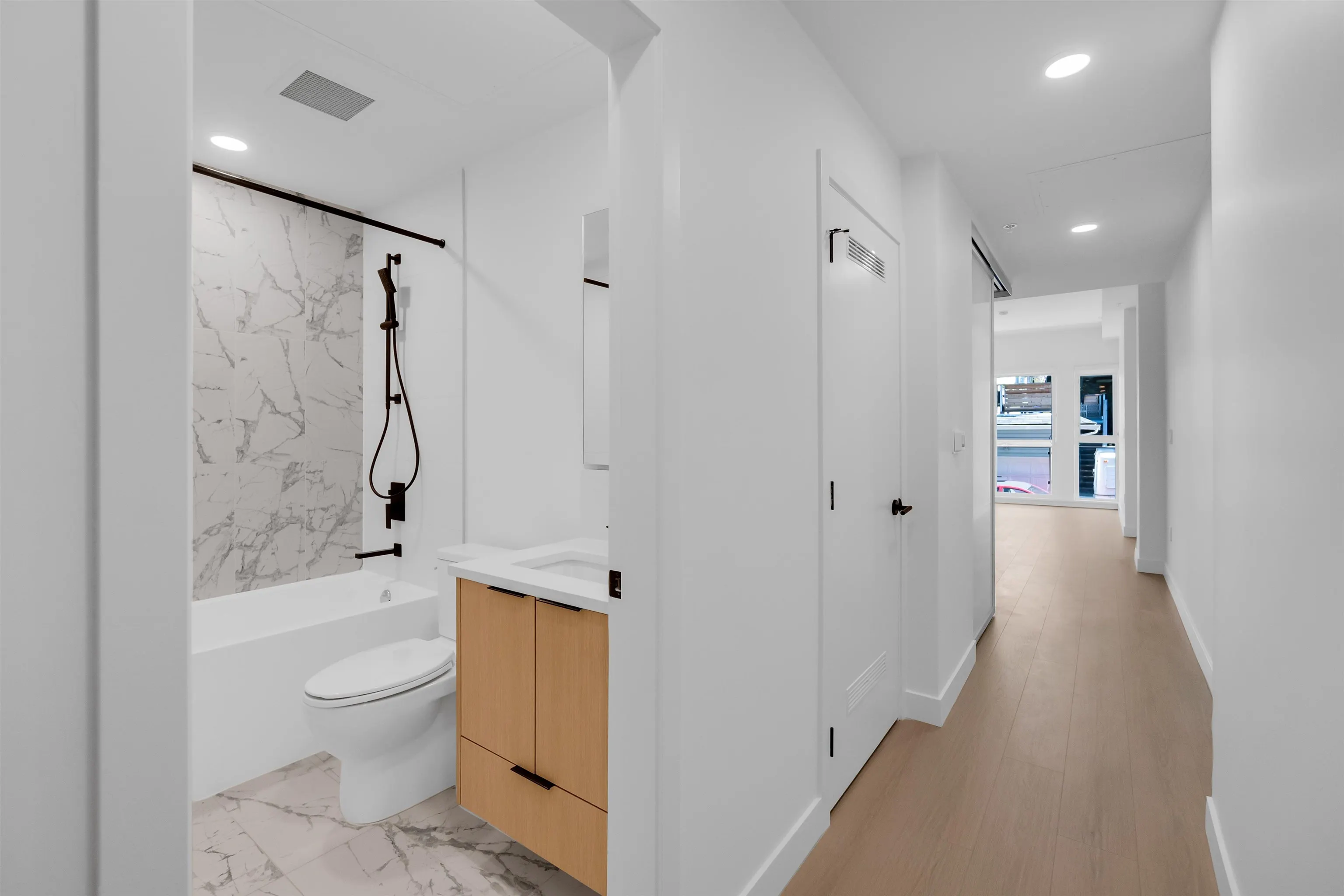 2xx 422 E 3rd Street
