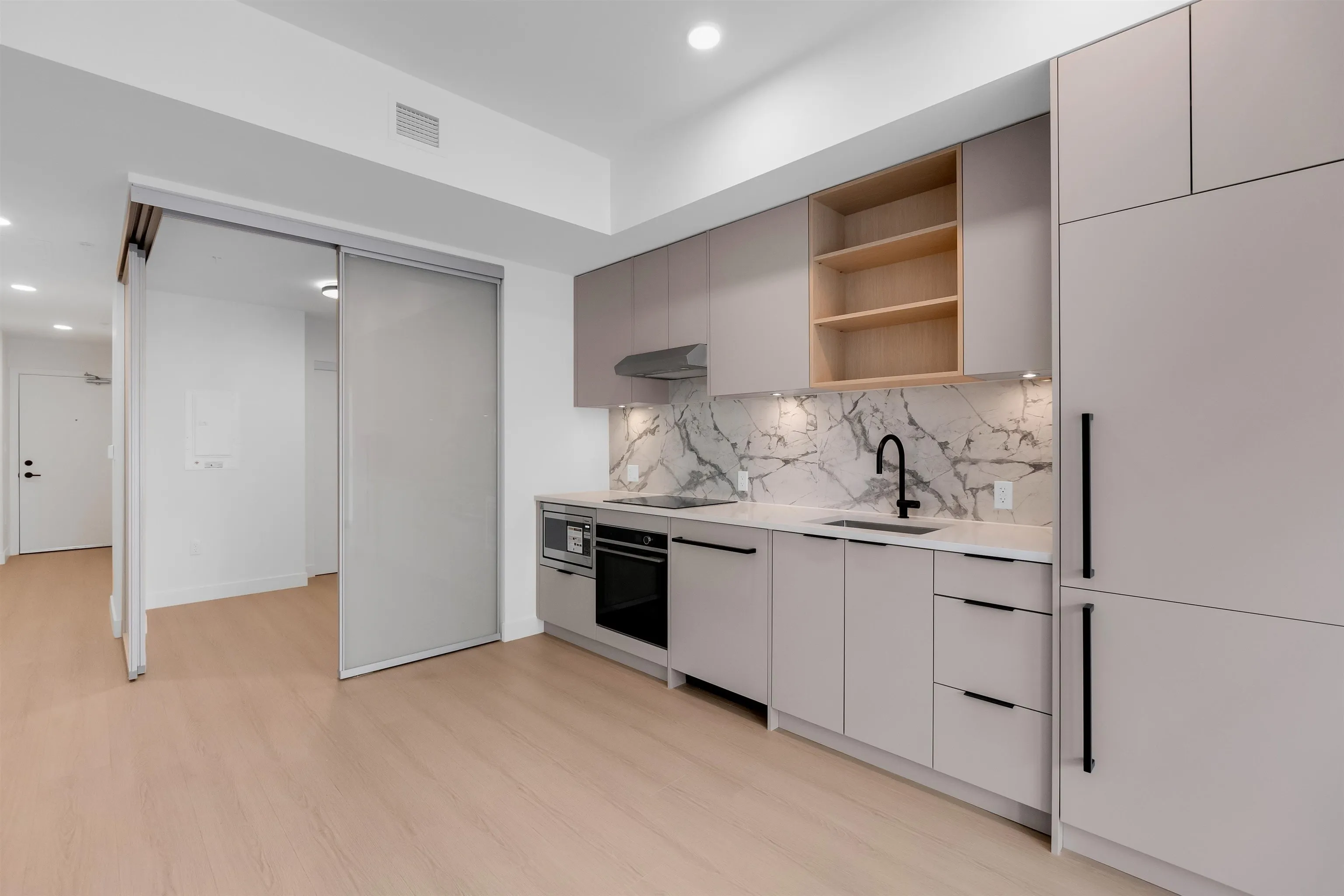 2xx 422 E 3rd Street